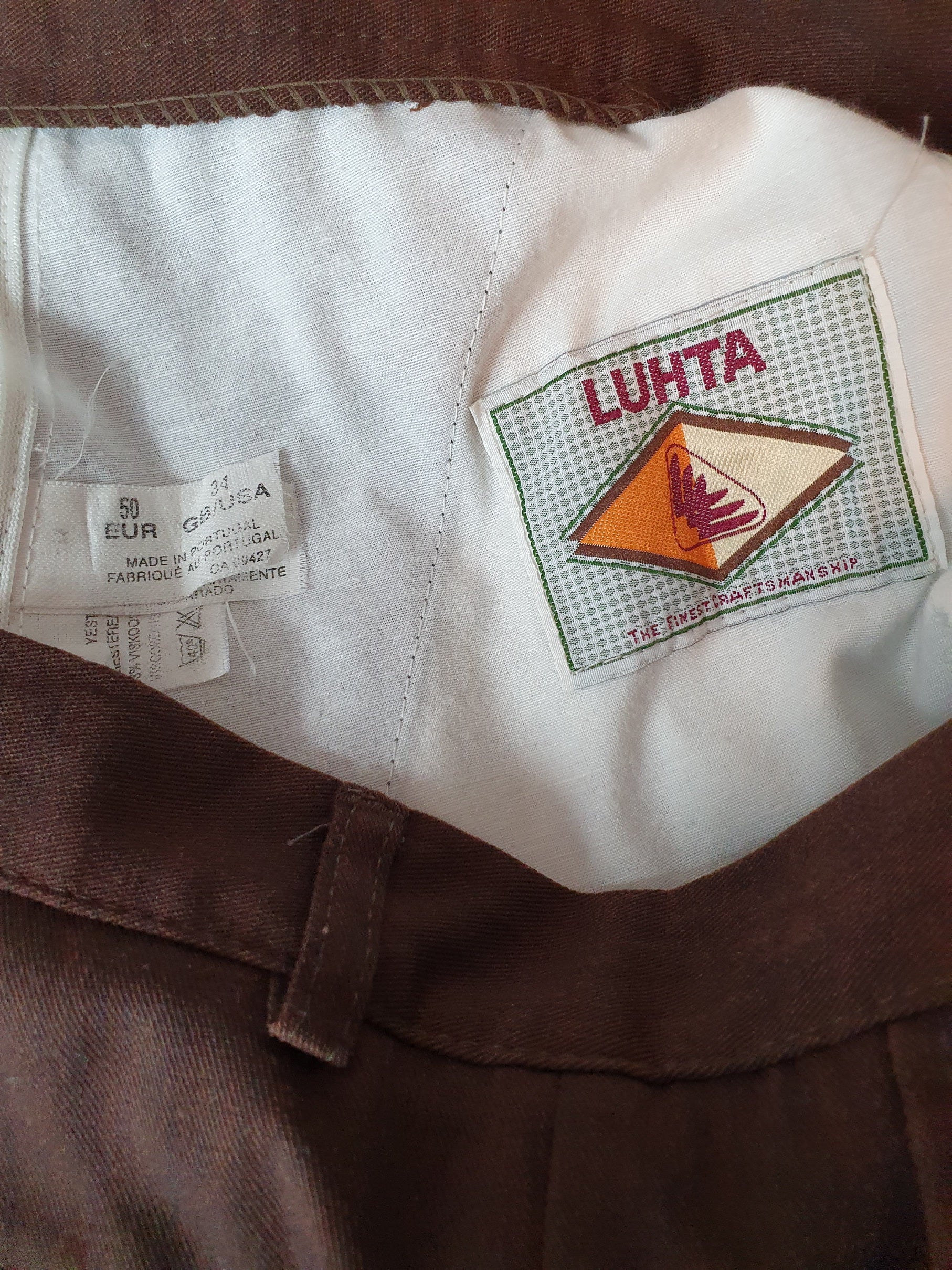 Luhta, miesten suorat housut 90-luvulta Väri mustanruskea Korkeavyötäröiset Kuva tuotelapusta