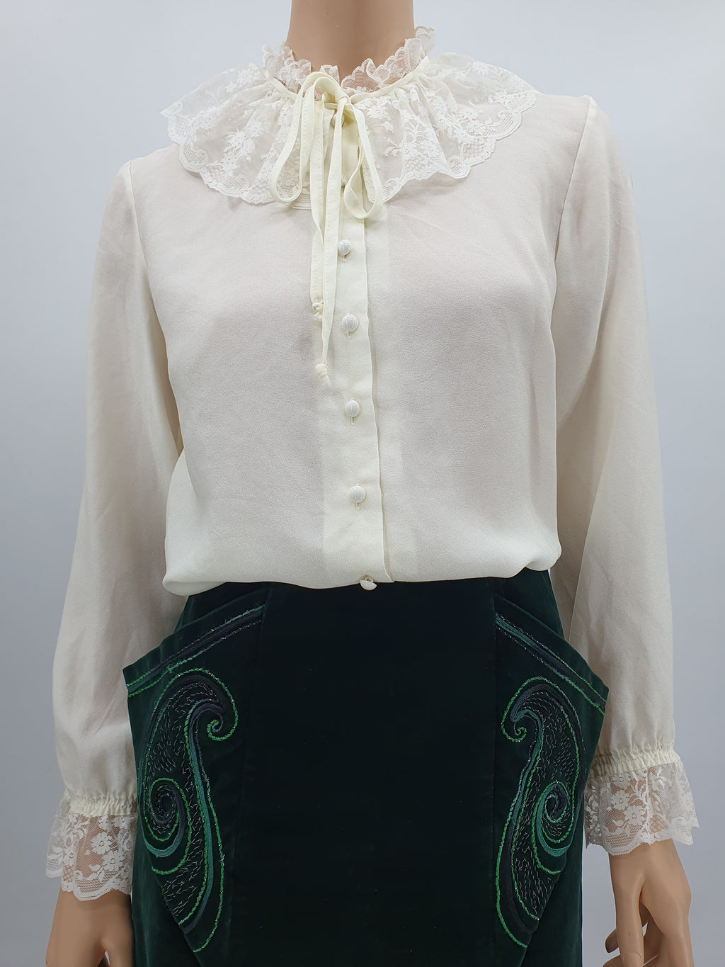 Vakoinen paitapusero pitsikauluksella,  70-80-luvulta 