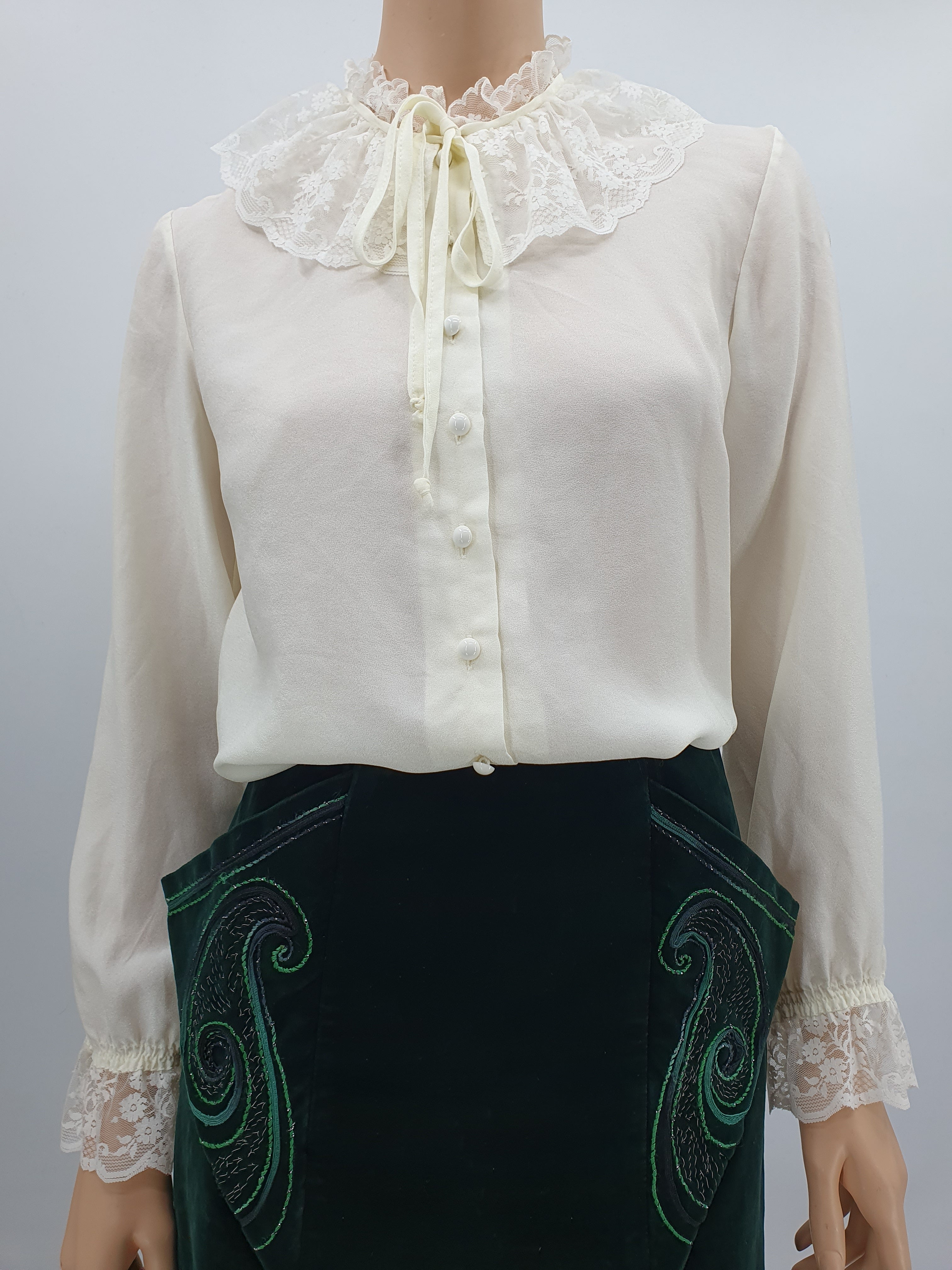 Vakoinen paitapusero pitsikauluksella,  70-80-luvulta 