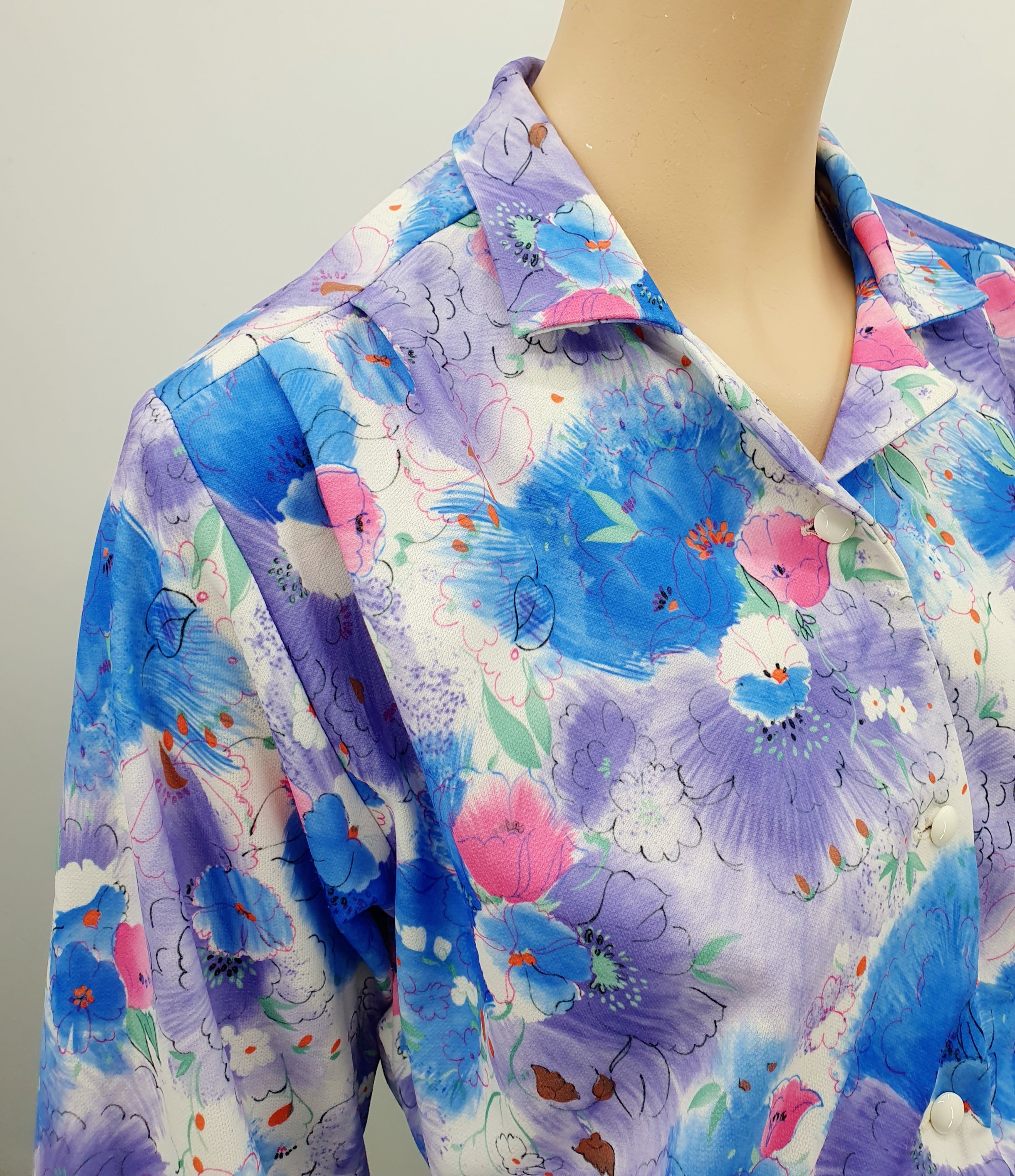 Pitkähihainen naisten kauluspaita 70-luvulta, pastellinvärinen, lähikuva kauluksesta