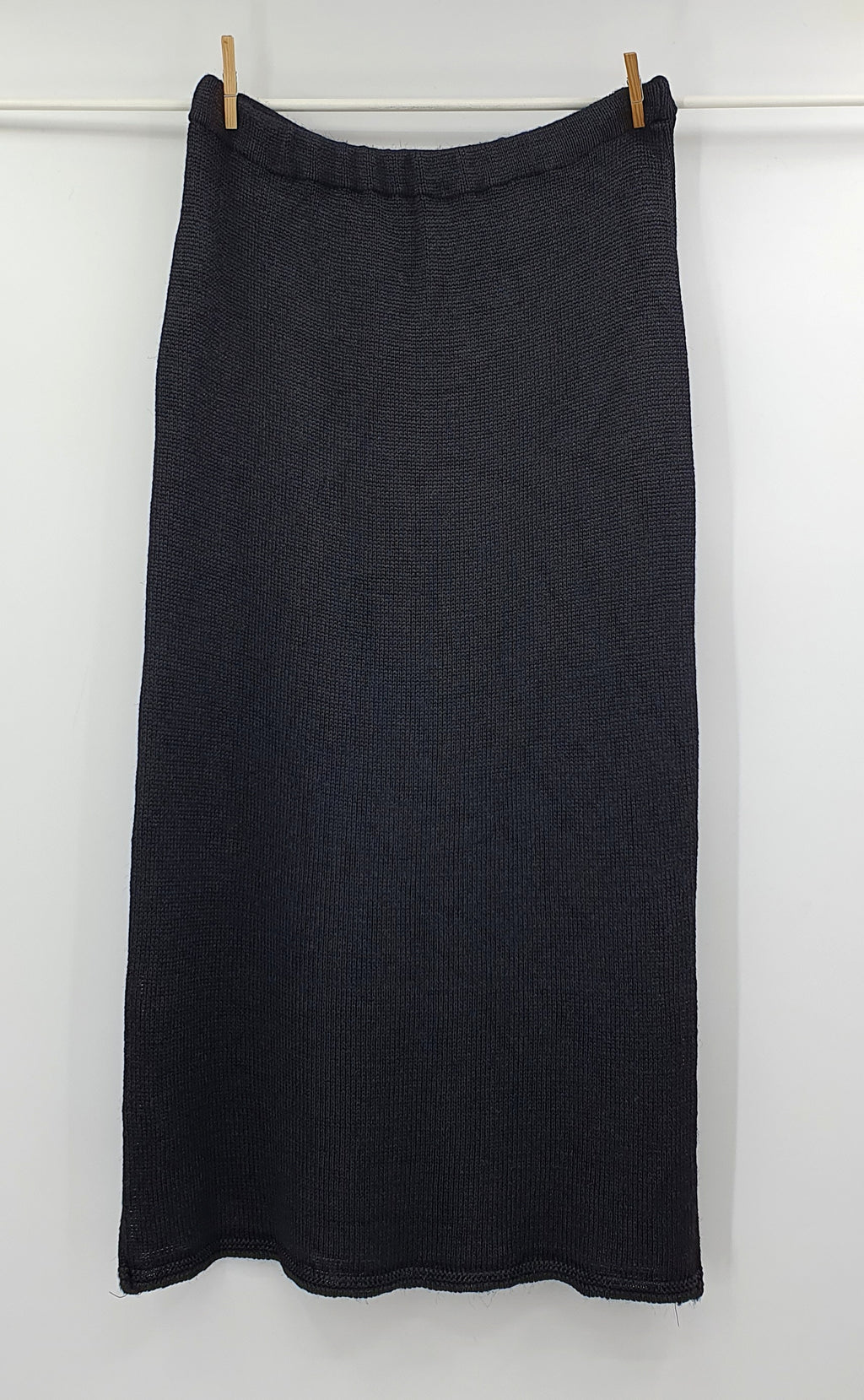 Marimekko, pitkä musta neulehame  viskoosia, valmistettu Suomessa 80-90-luvulla.