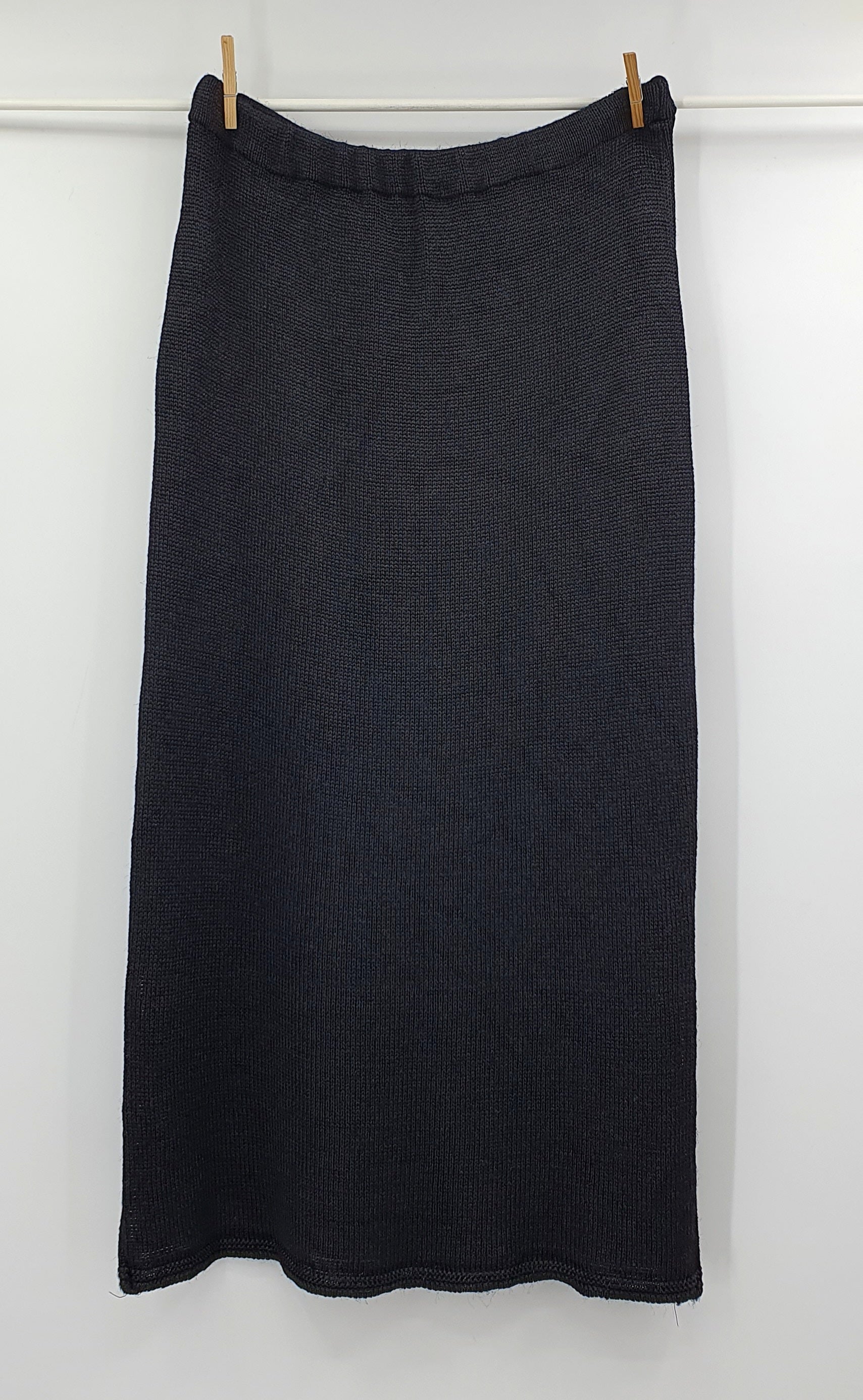 Marimekko, pitkä musta neulehame  viskoosia, valmistettu Suomessa 80-90-luvulla.