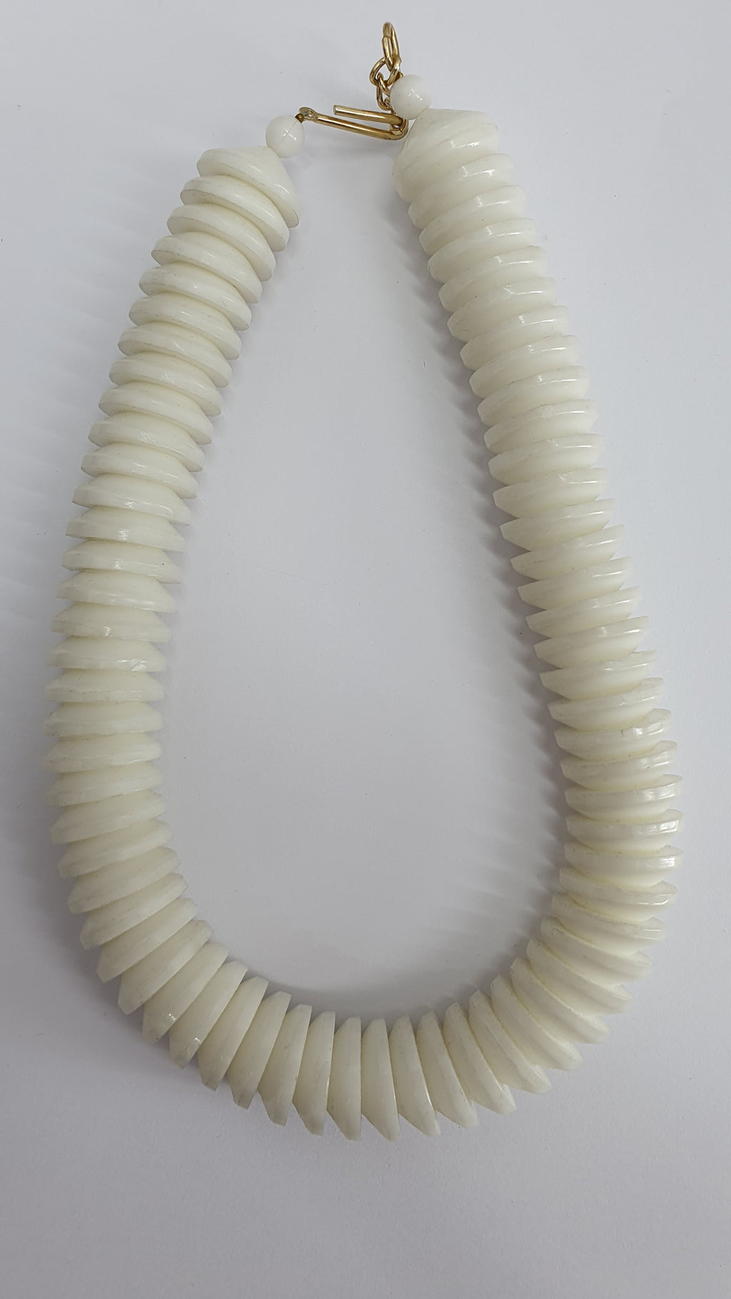 Pantamallinen valkoinen kaulakoru 80-90-luvulta, pit.35cm