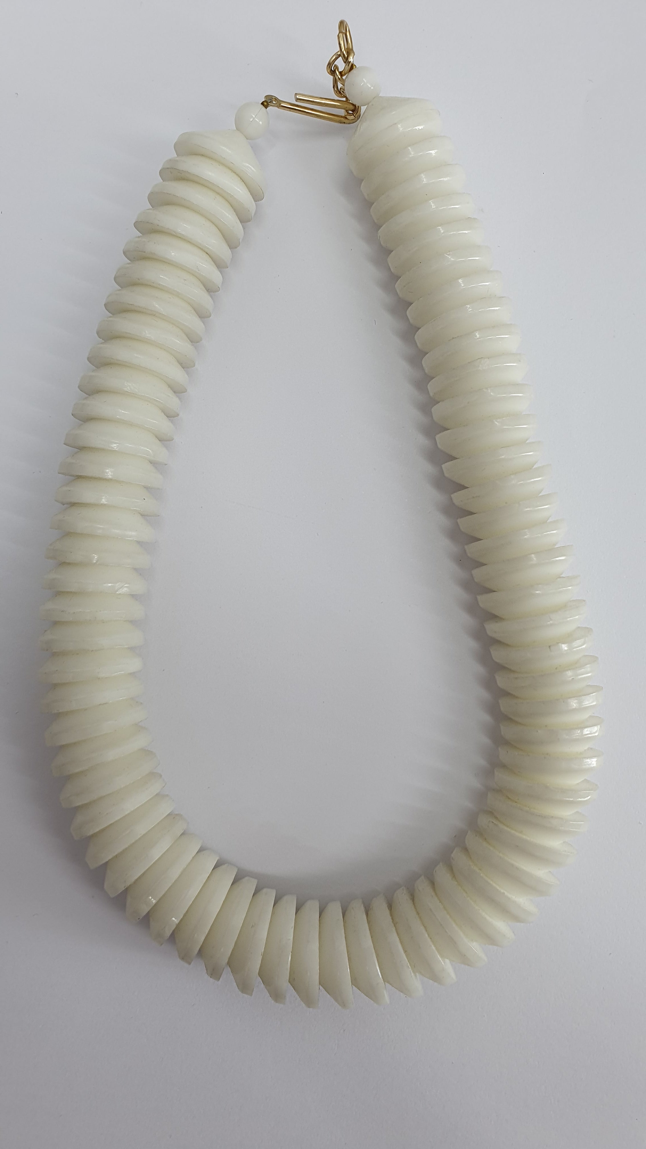Pantamallinen valkoinen kaulakoru 80-90-luvulta, pit.35cm