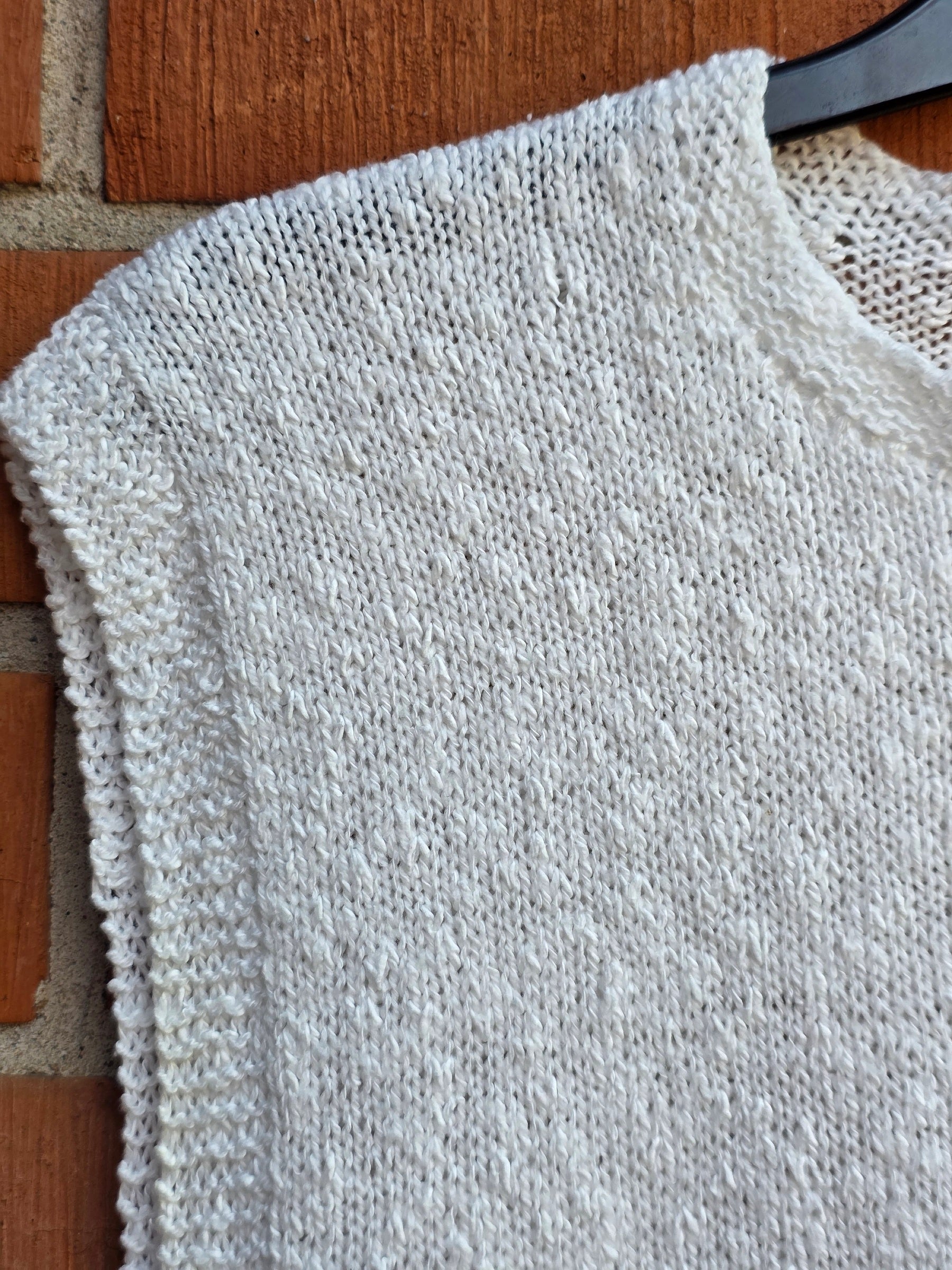Sleeveless knitted top from the 80s, size 38