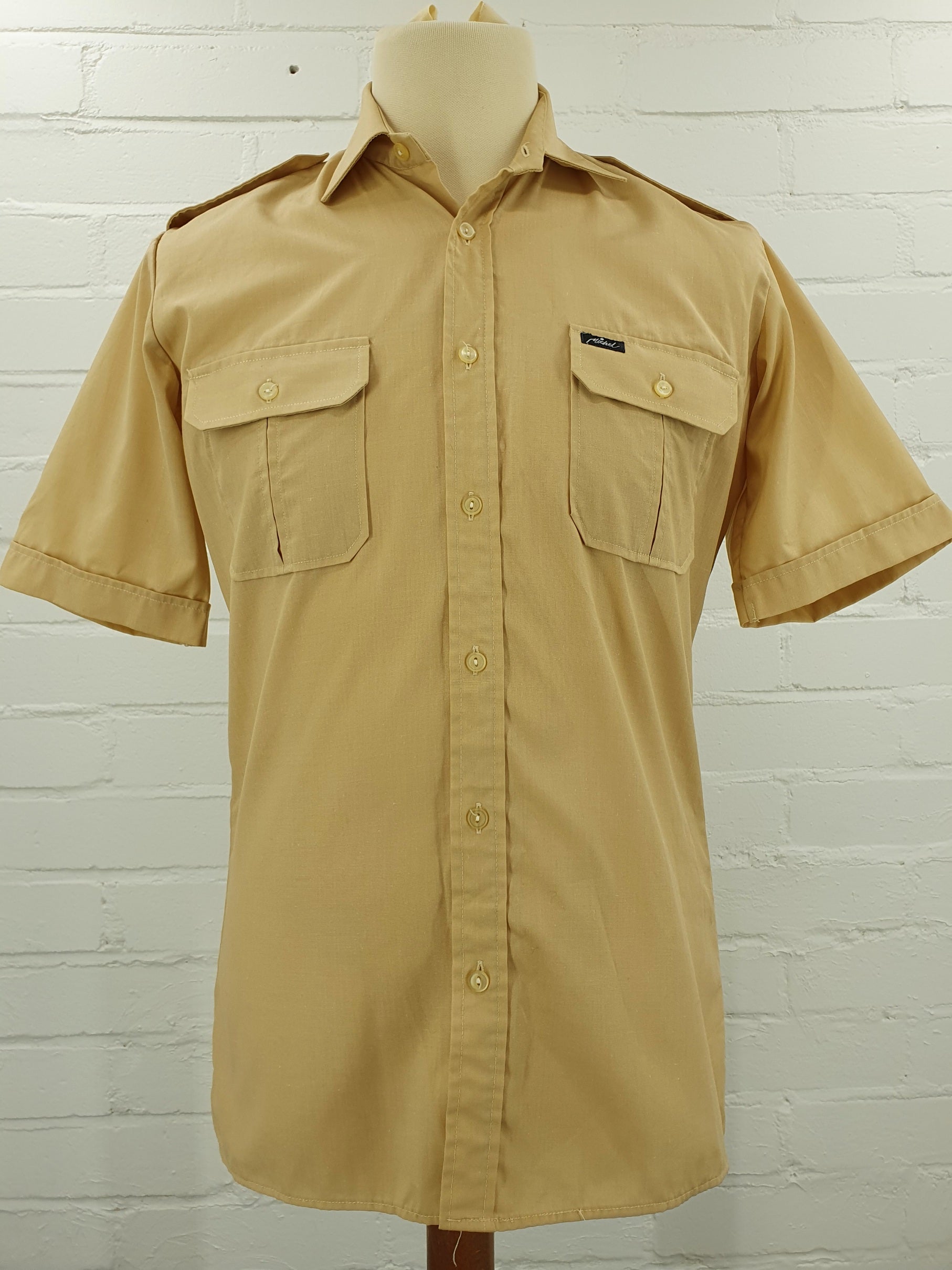 Lyhythihainen miesten retropaita 70-luvulta, väri beige