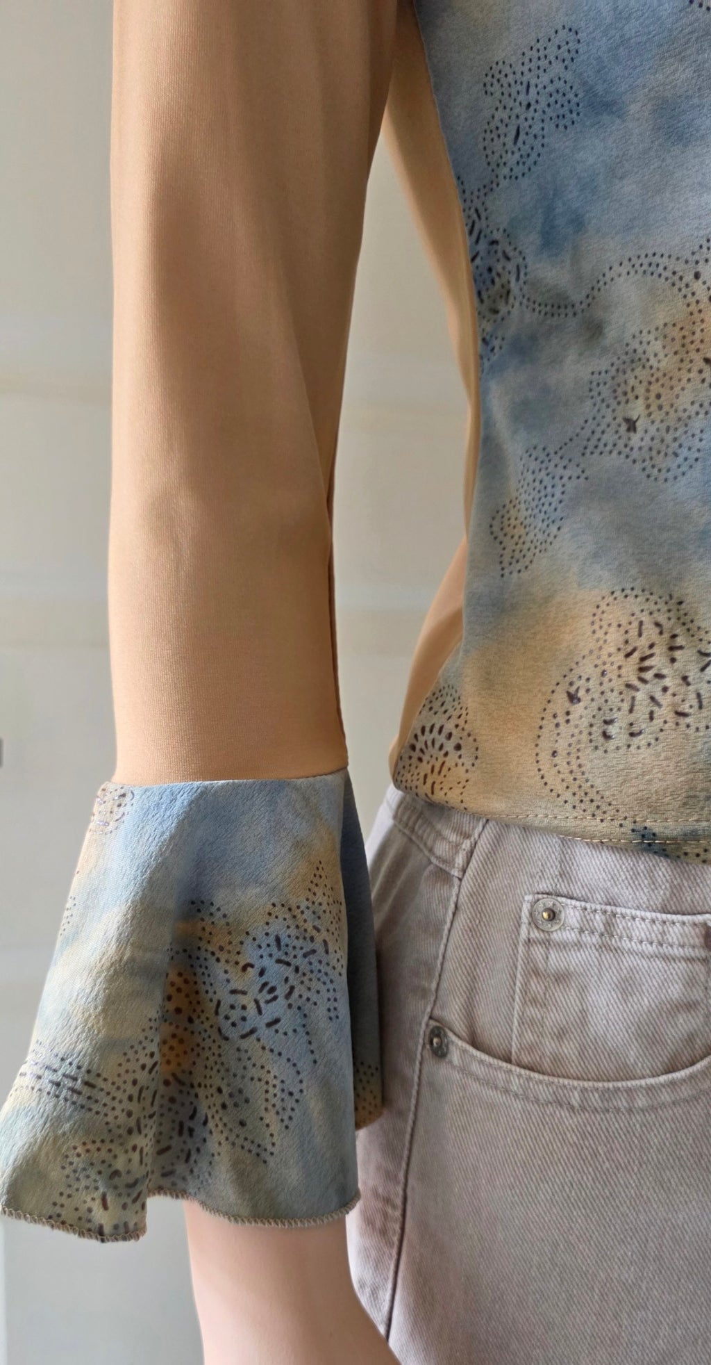 Beige-blue Y2K blouse with trumpet sleeves, size 34-36