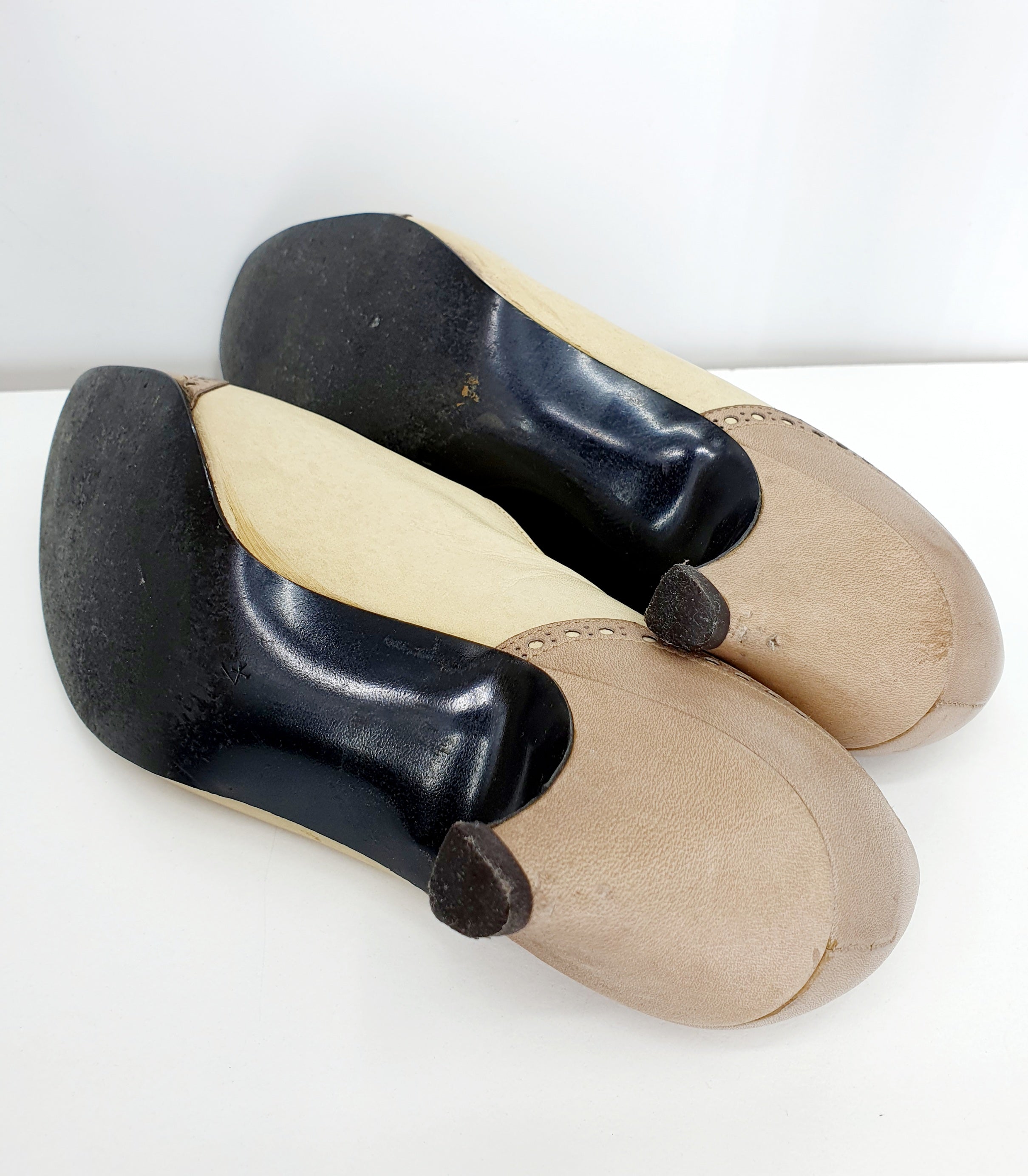 Pertti Palmroth, nauhalliset korkokengät 1960-70-luvulta, väri beige-kerma, kuva pohjasta