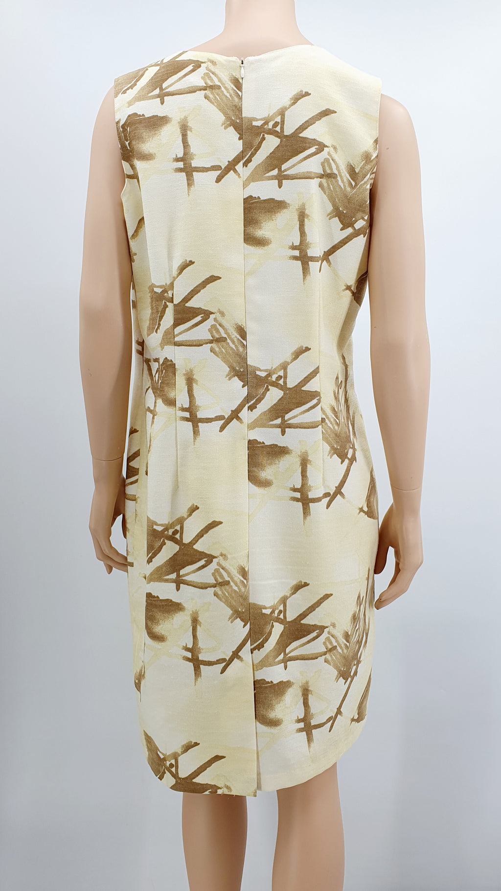 Hihaton kesämekko 90-luvulta, ruskea-vaaleankeltainen juhlamekko, kuva selkäpuolelta