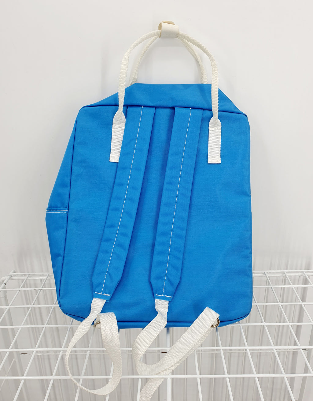 Sininen retro reppu 80-luvulta Käyttämätön, kuva takapuolelta