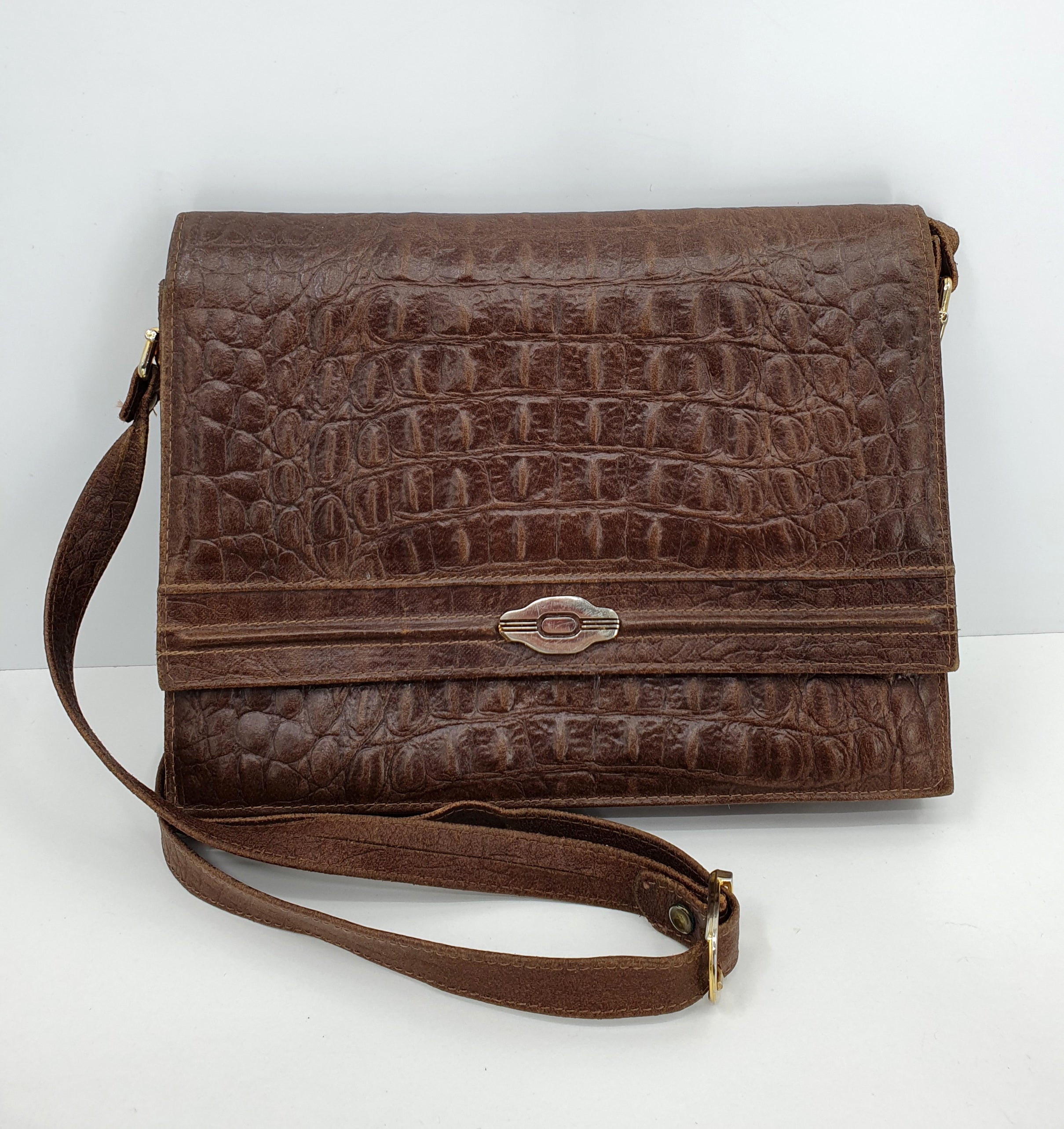 Ruskea matelijannahkainen laukku 80-luvulta