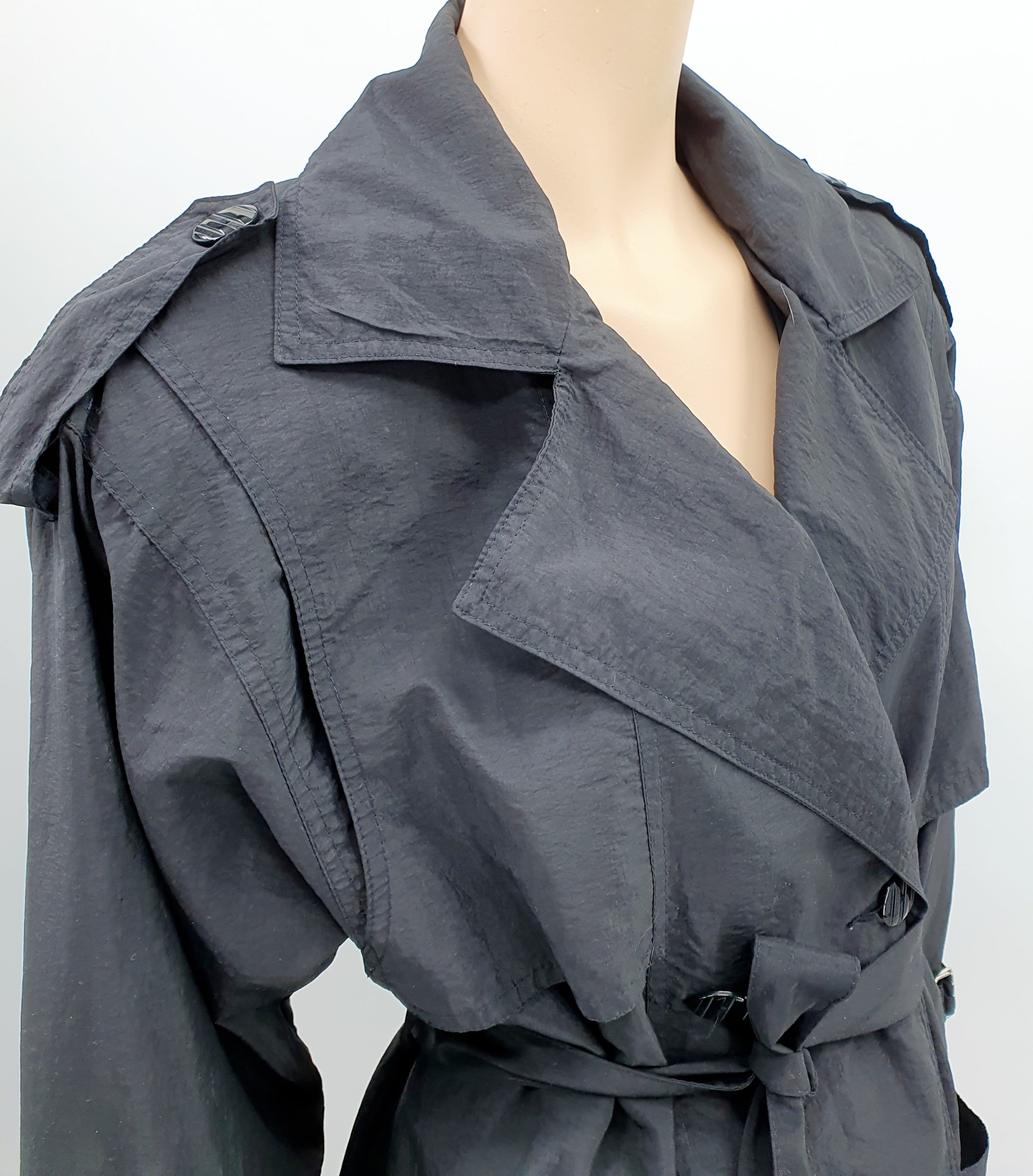 Musta pitkä trenssitakki 90-luku Vintage välikausitakki, kuva hartioilta