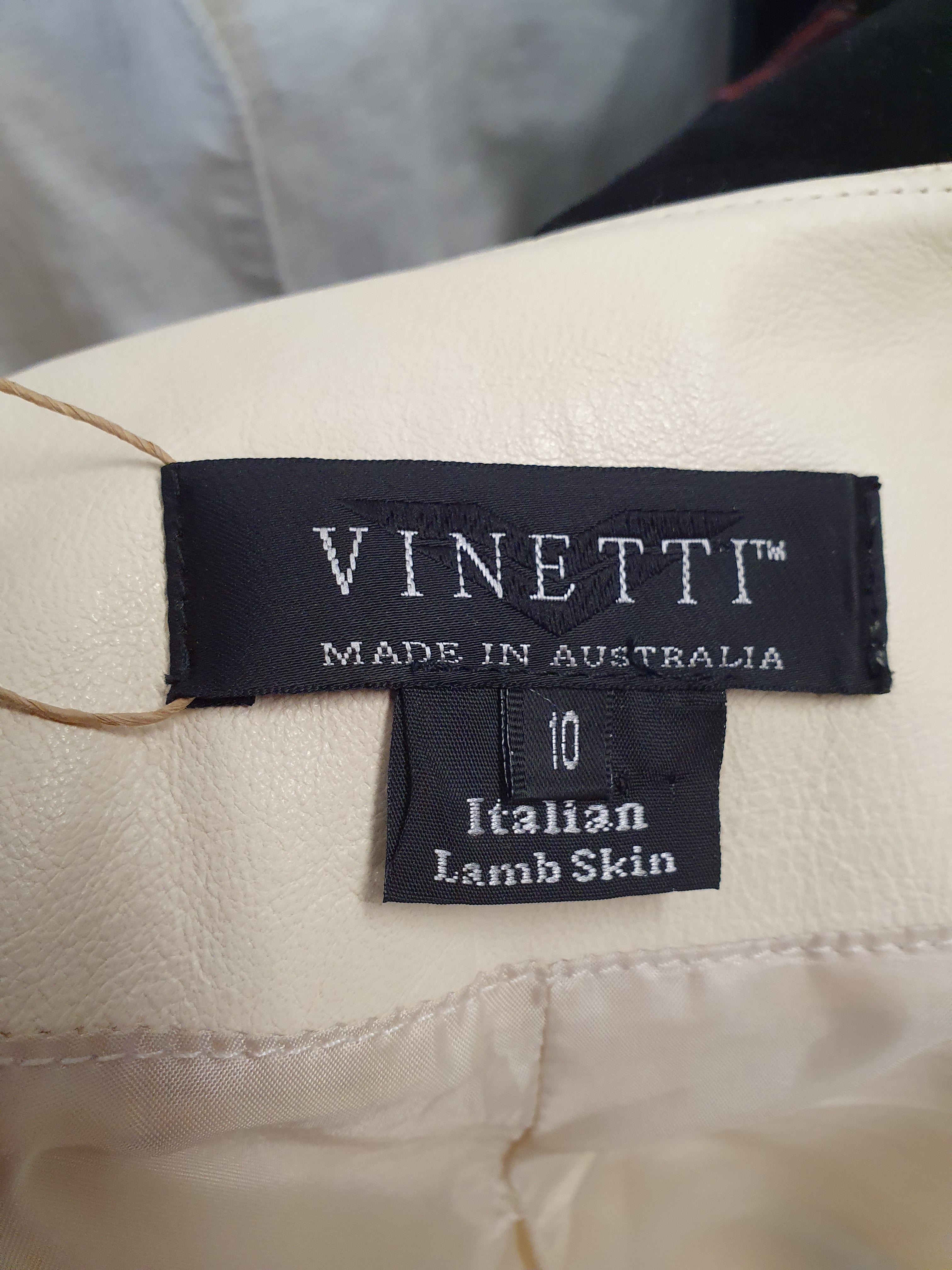 Kermanvalkoinen slimfit-nahkatakki Australiasta, kuva tuotelapusta