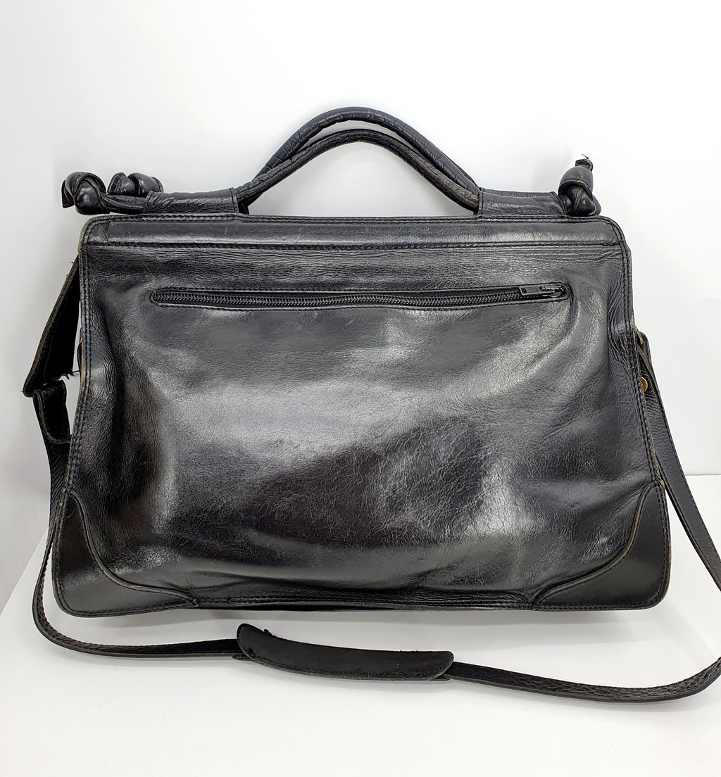 Three bags, musta vintage nahkalaukku, 70-luvulta, kuva takapuolelta