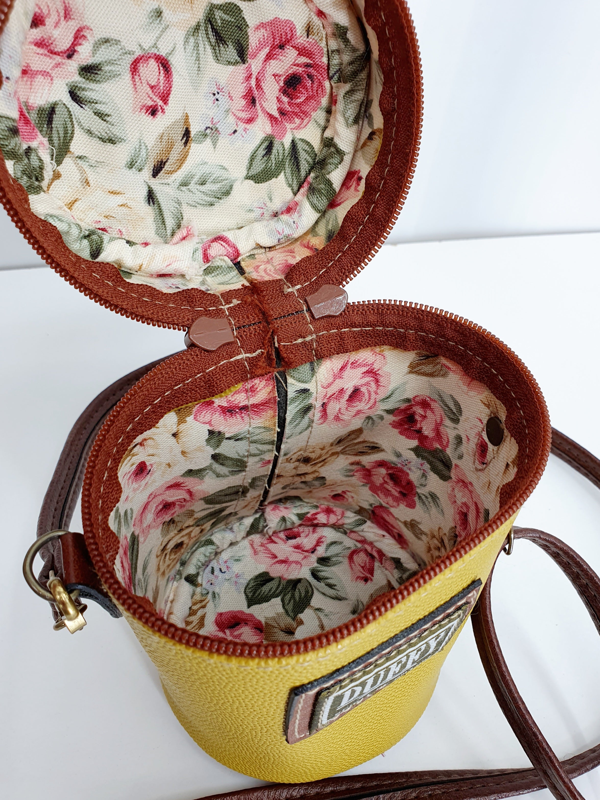 Matelijakuvioinen shopper bag 90-luvulta, väri oranssinruskea, kuva sisältä