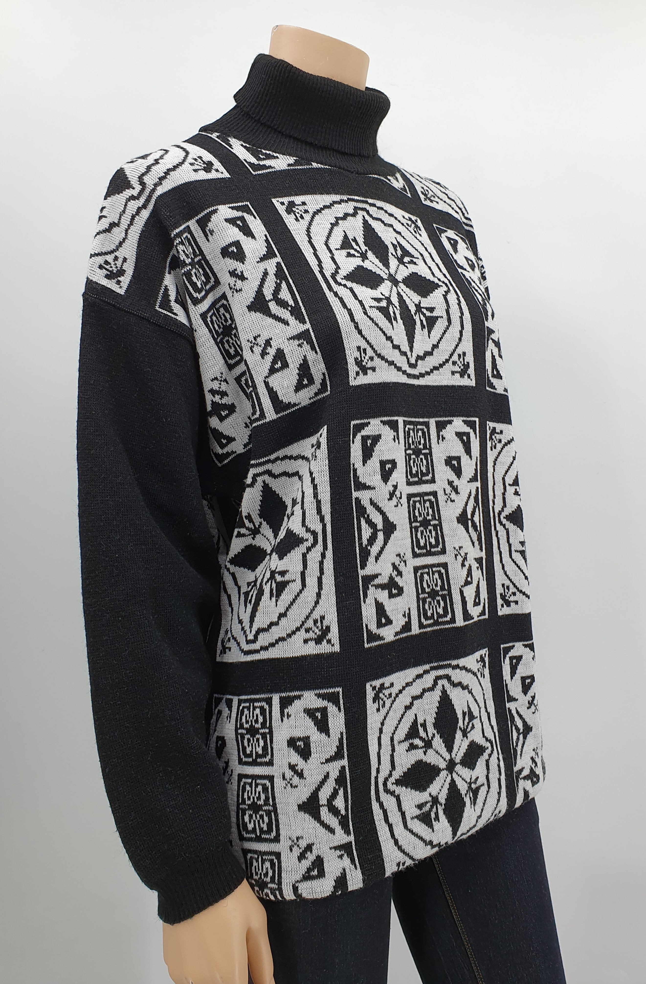 Vintage neulepusero 90-luvulta graafinen kuviointi, korkea kaulus, koko 40-42, kuva sivulta