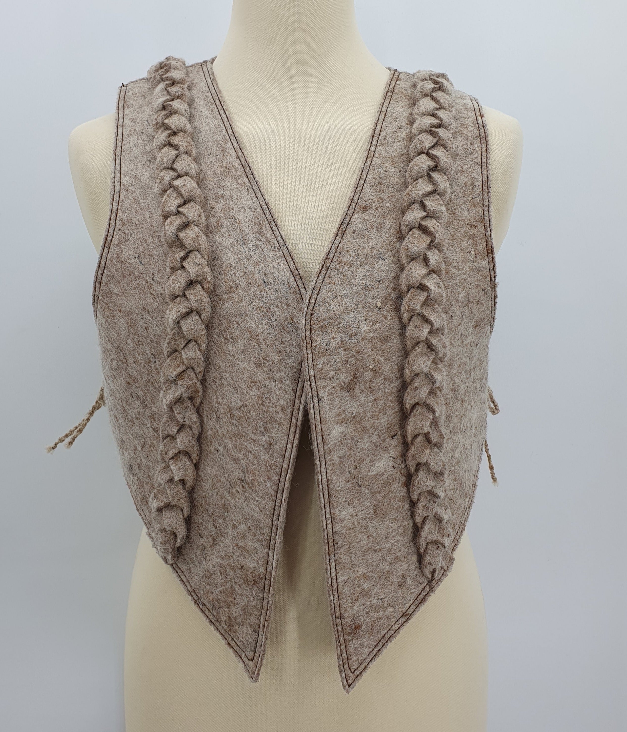 Beigen värinen villainen huopaliivi Unisex-malli Käsityönä valmistettu