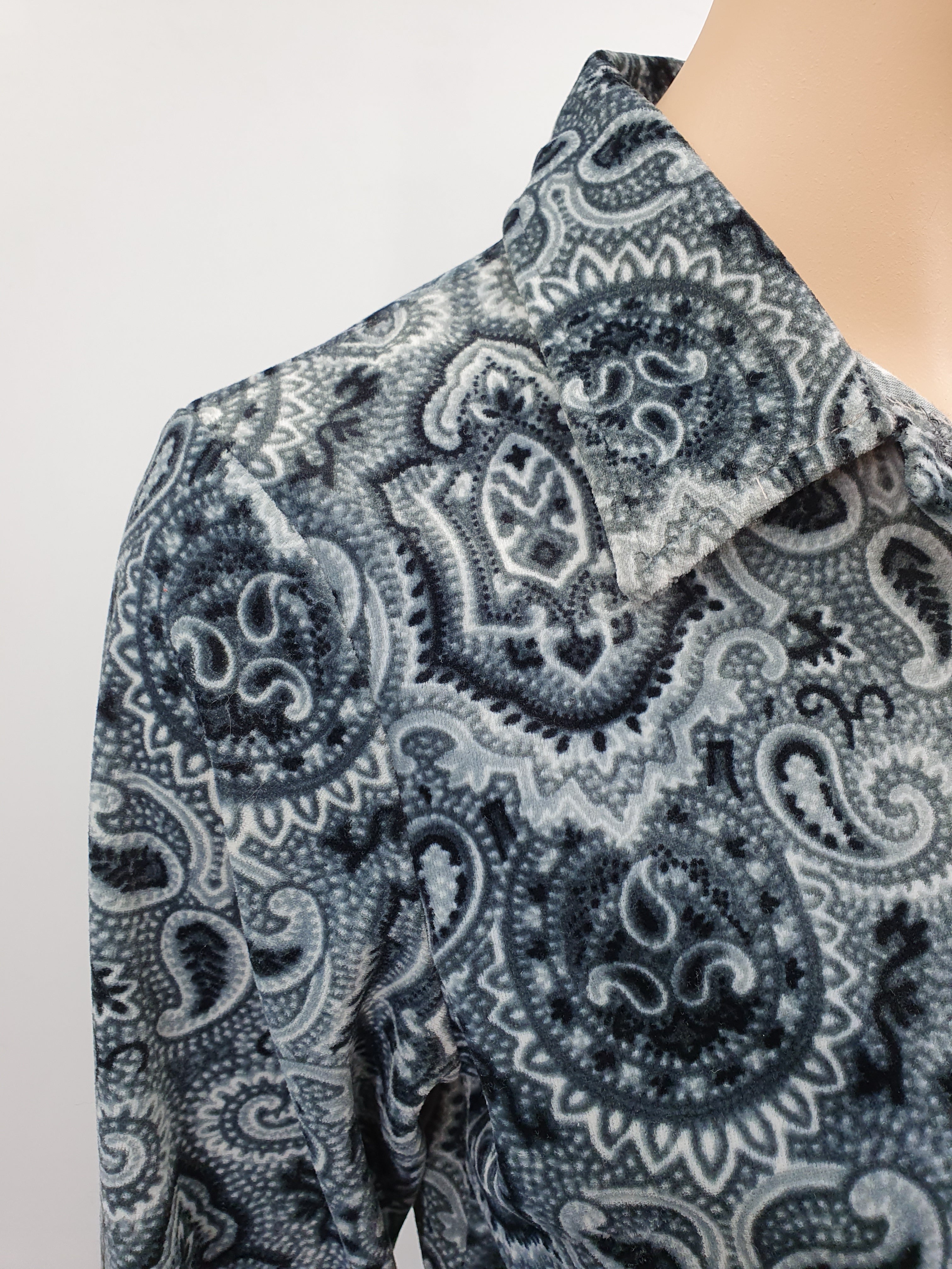 Only, paisley patterned Y2K stretch velvet blouse, size 38(40)