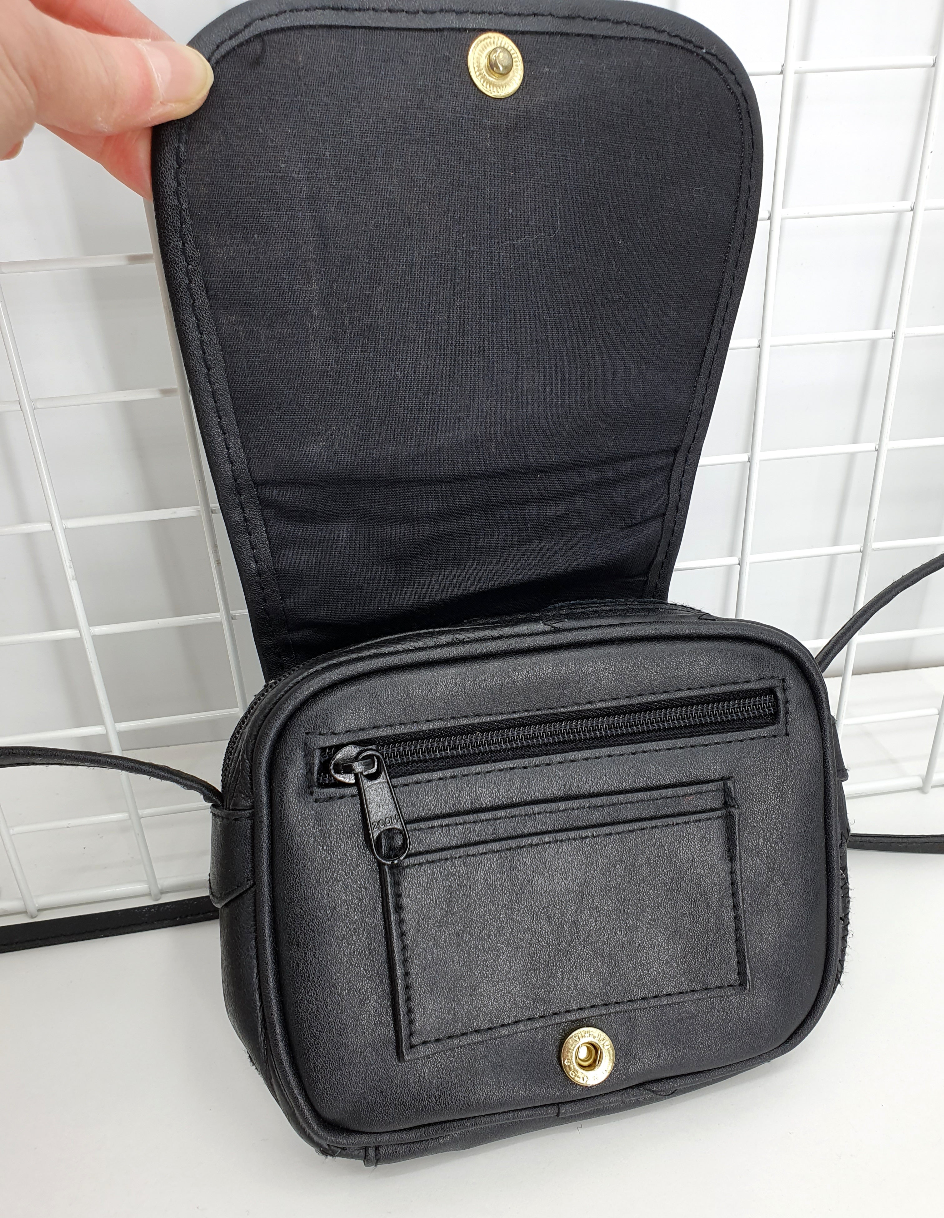 Musta nahkapalakuvioinen olkalaukku 90-luvulta, kuva sisältä