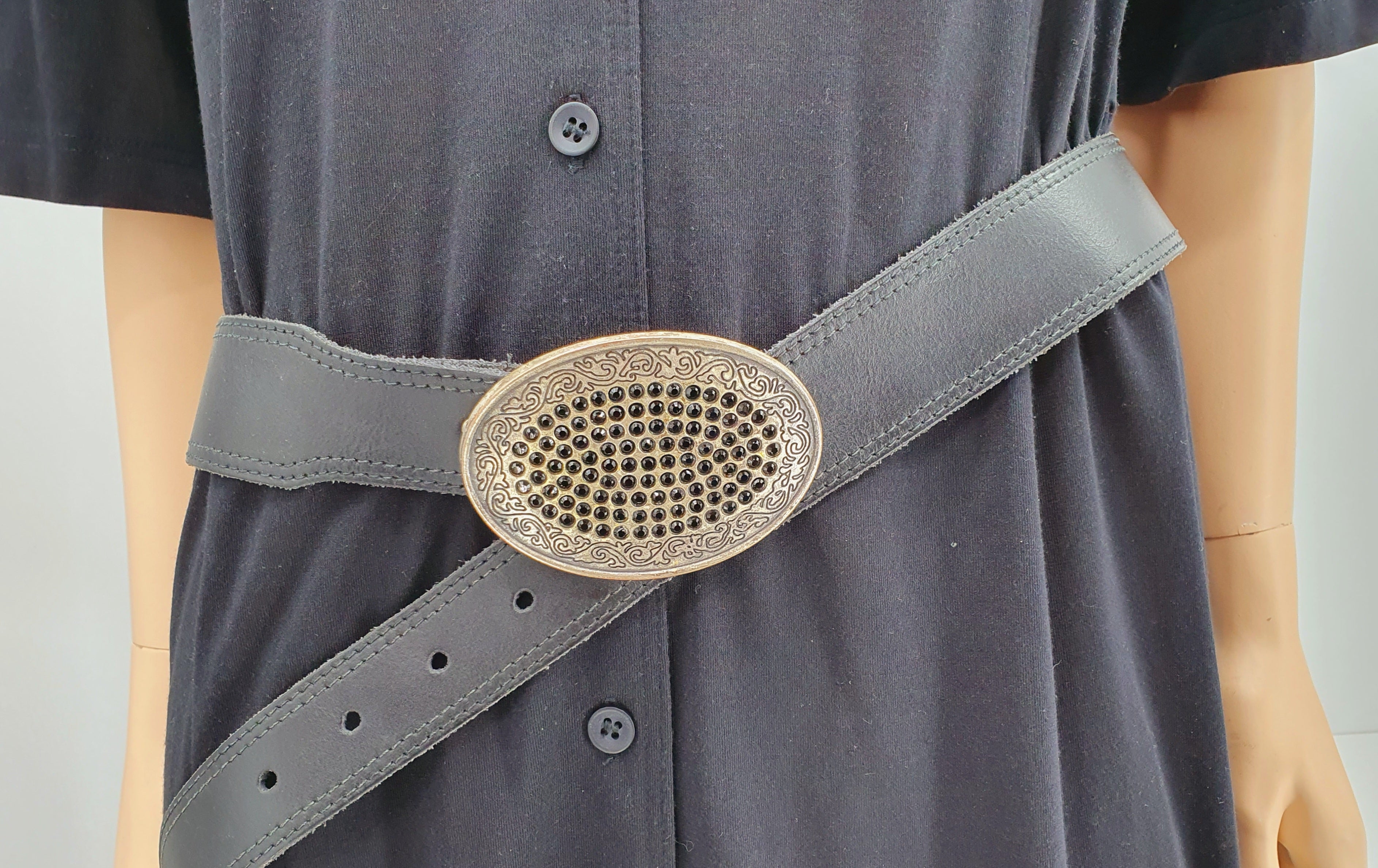 Musta nahkavyö 2000-luvulta | Lannevyö isolla soljella