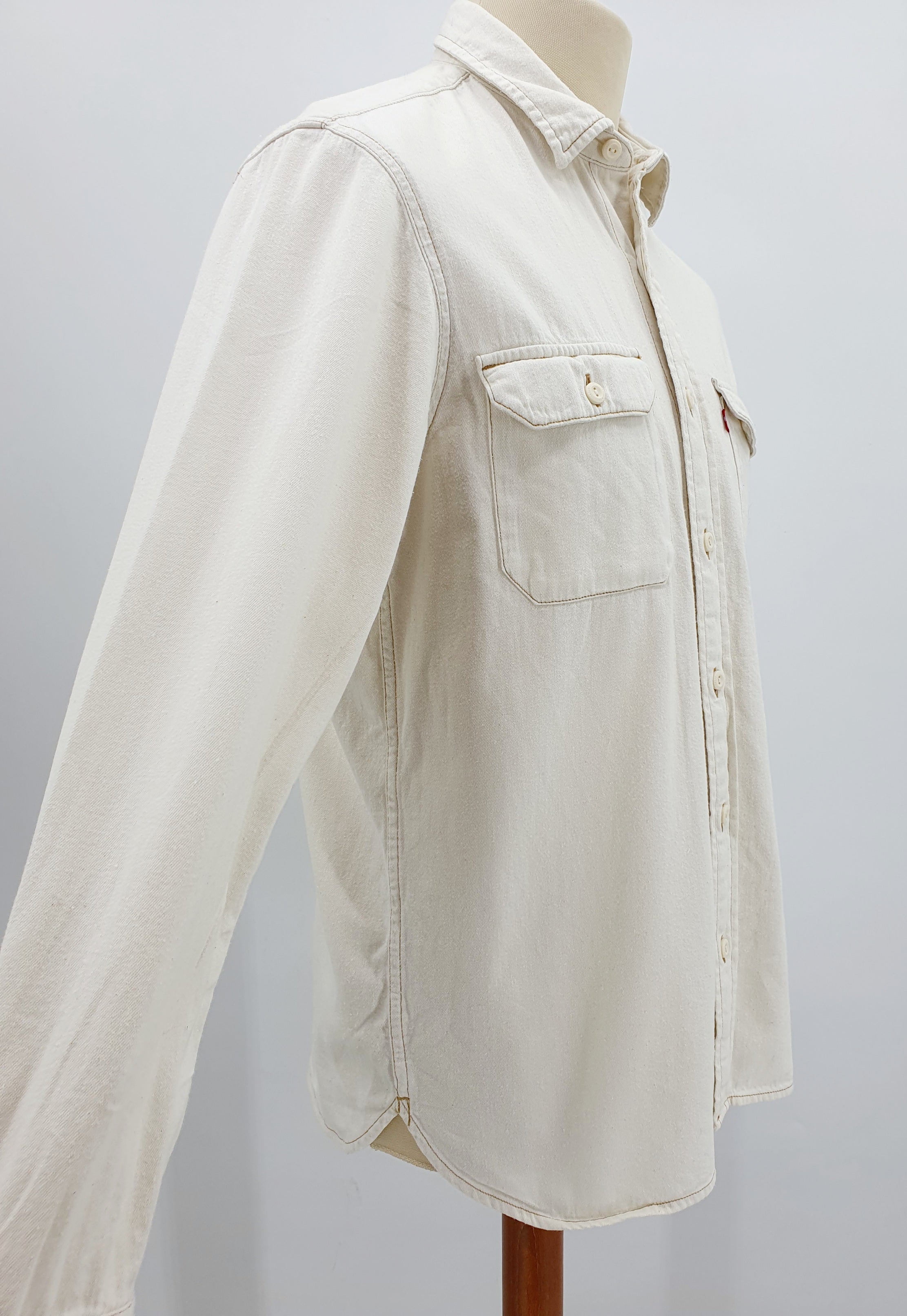 Levi´s, miesten puuvillpaita 2000-luku, väri luonnonvalkoinen, kuva sivulta