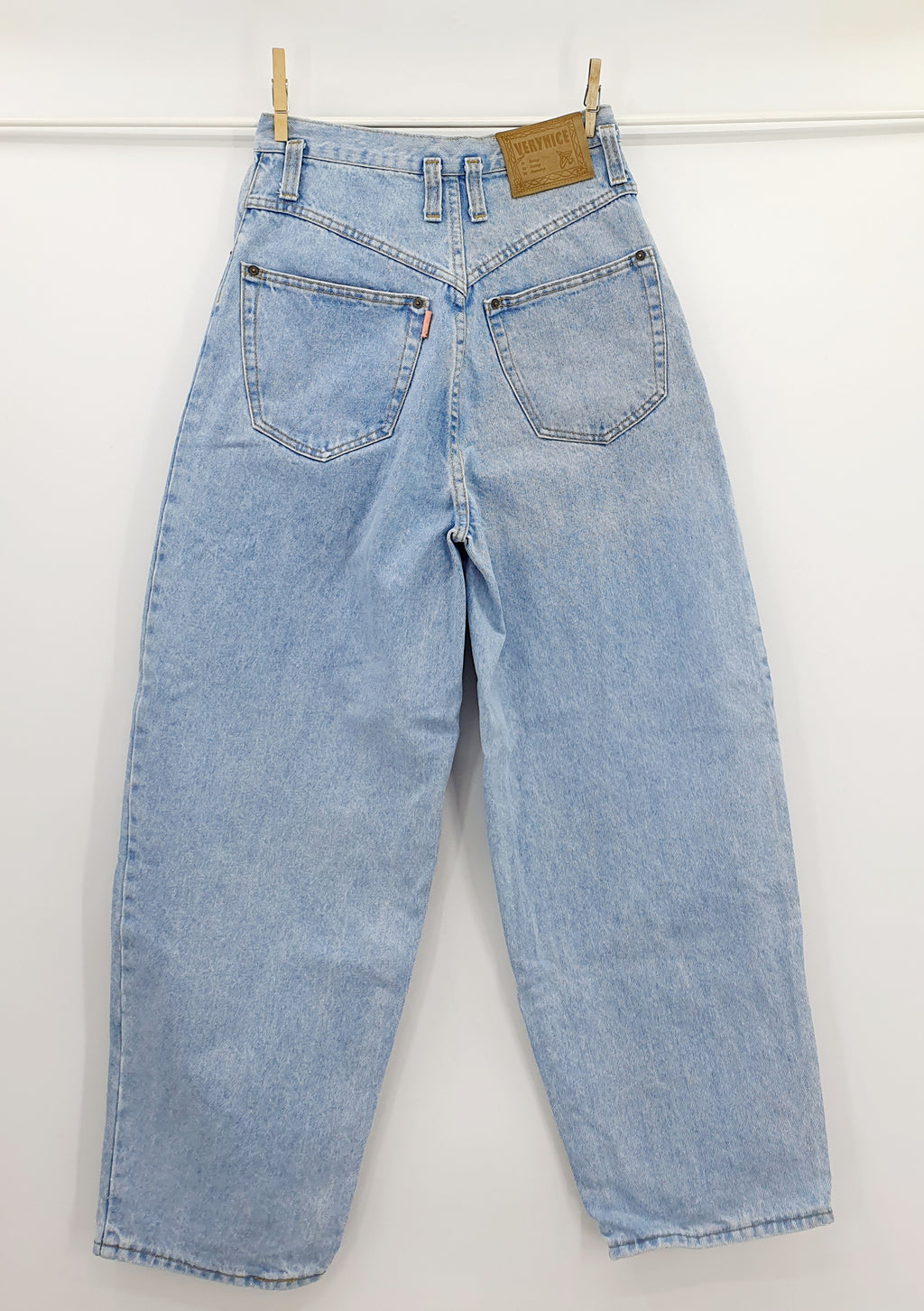 Very Nice, tynnyrifarkut 90-luvulta, väri vaaleansininen, barrel-fit