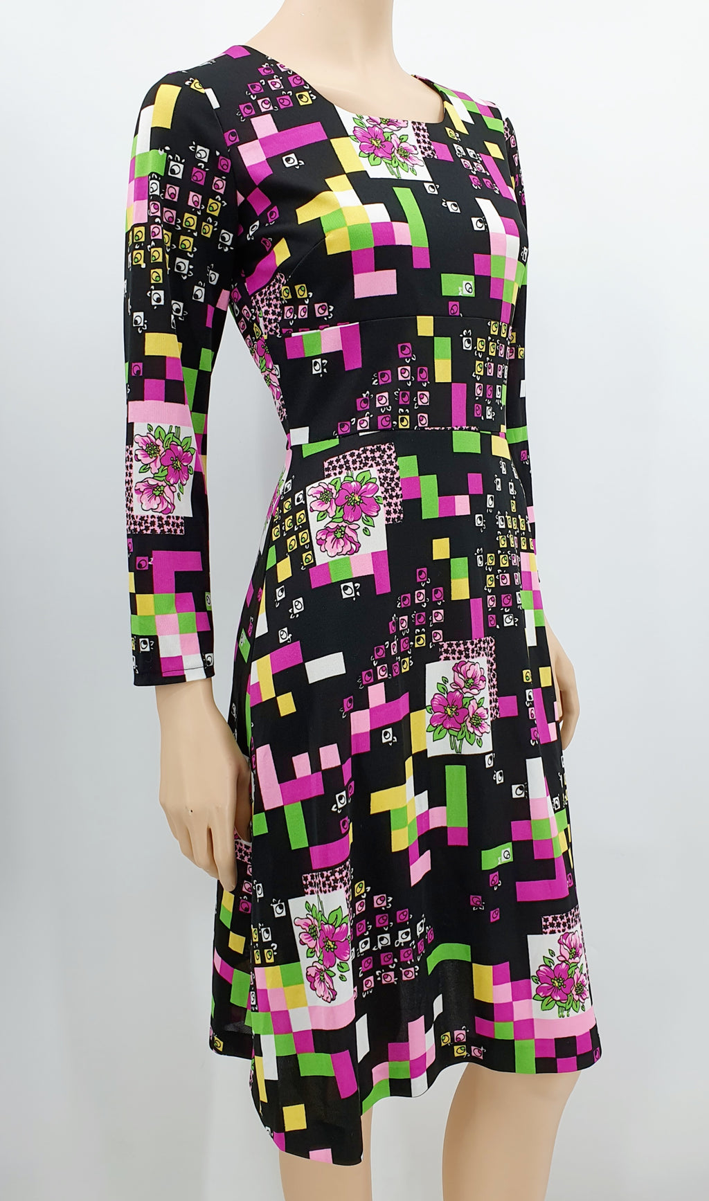 Värikäs retromekko 70-luvulta pitkähihainen kuva sivulta