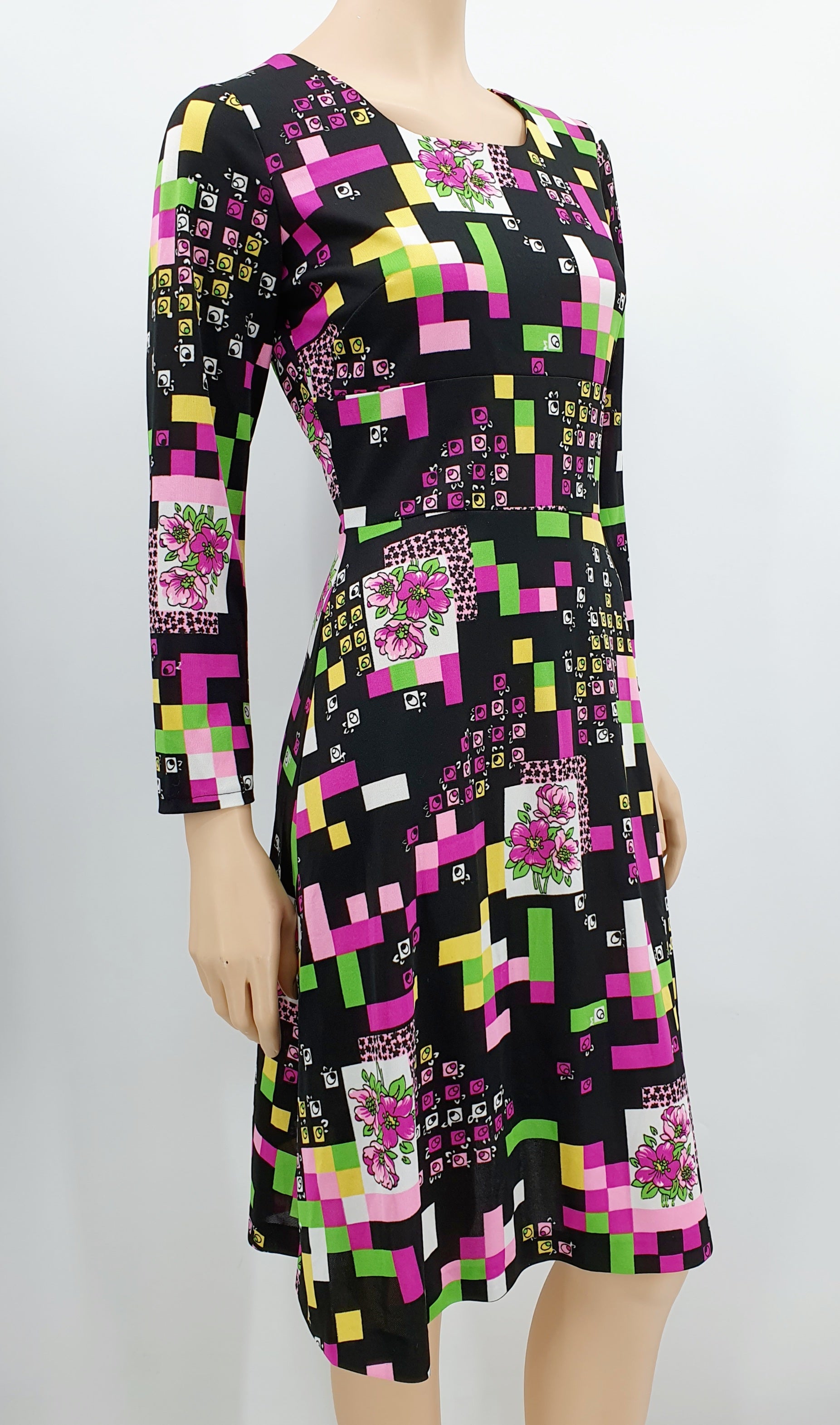 Värikäs retromekko 70-luvulta pitkähihainen kuva sivulta