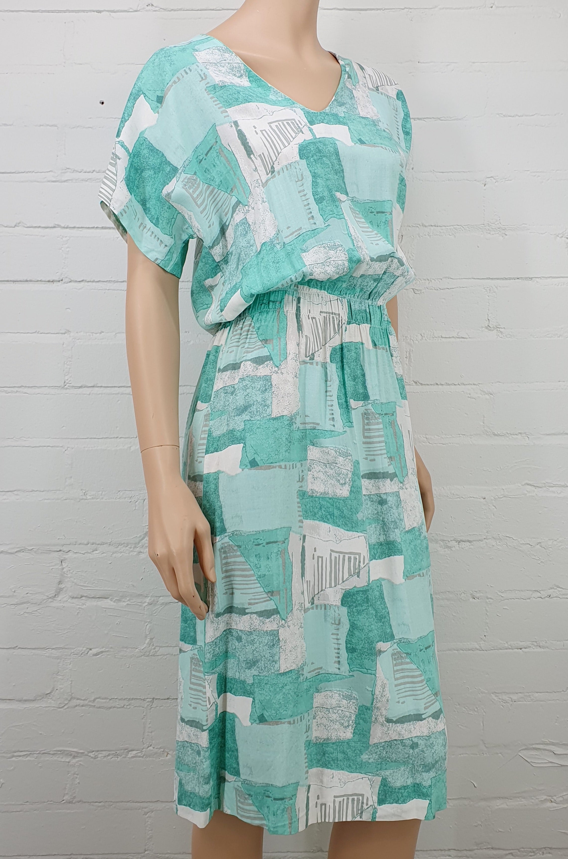 Mintunvihreä-valkoinen viskoosimekko 90-luvulta, kuminauhavyötärö, kuva sivulta