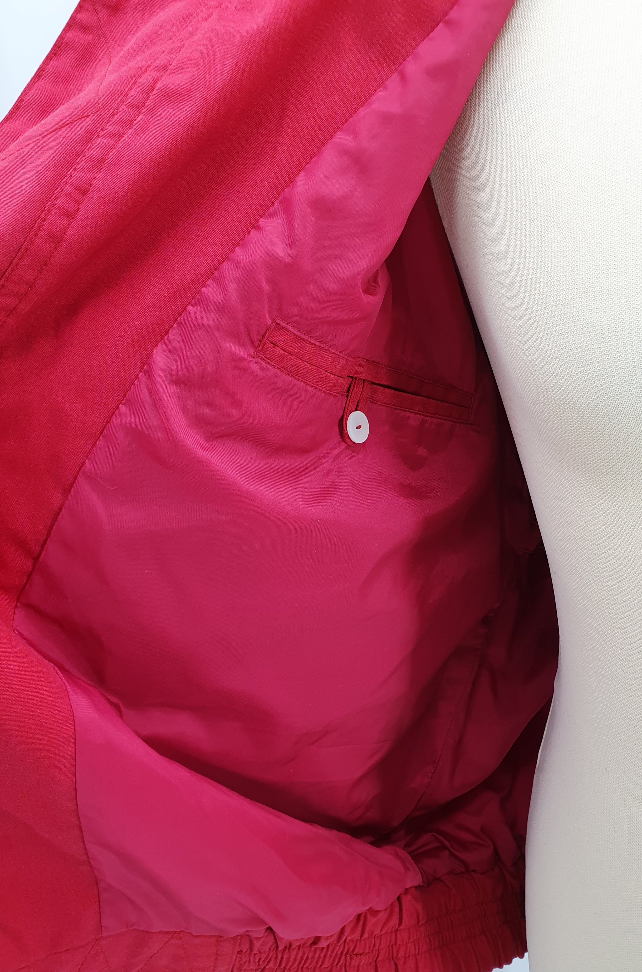 Punainen pusakkamallinen miesten välikausitakki, 90-luku, kuva povitaskusta