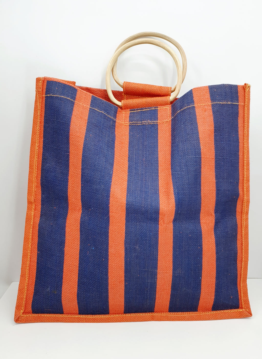 Raitakuvioinen juuttikassi, rottinkikahvat