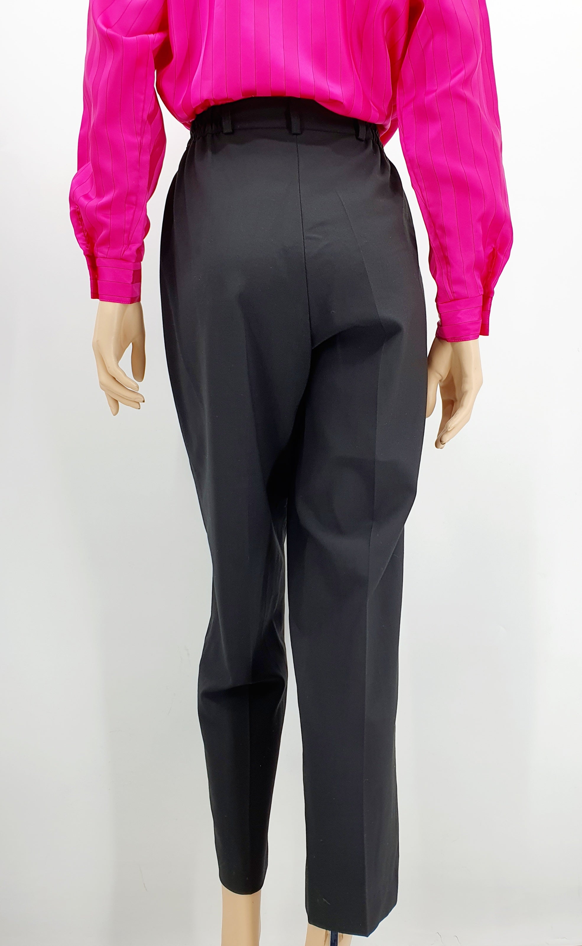 Naisten mustat suorat housut 90-luvulta, kuva selkäpuolelta