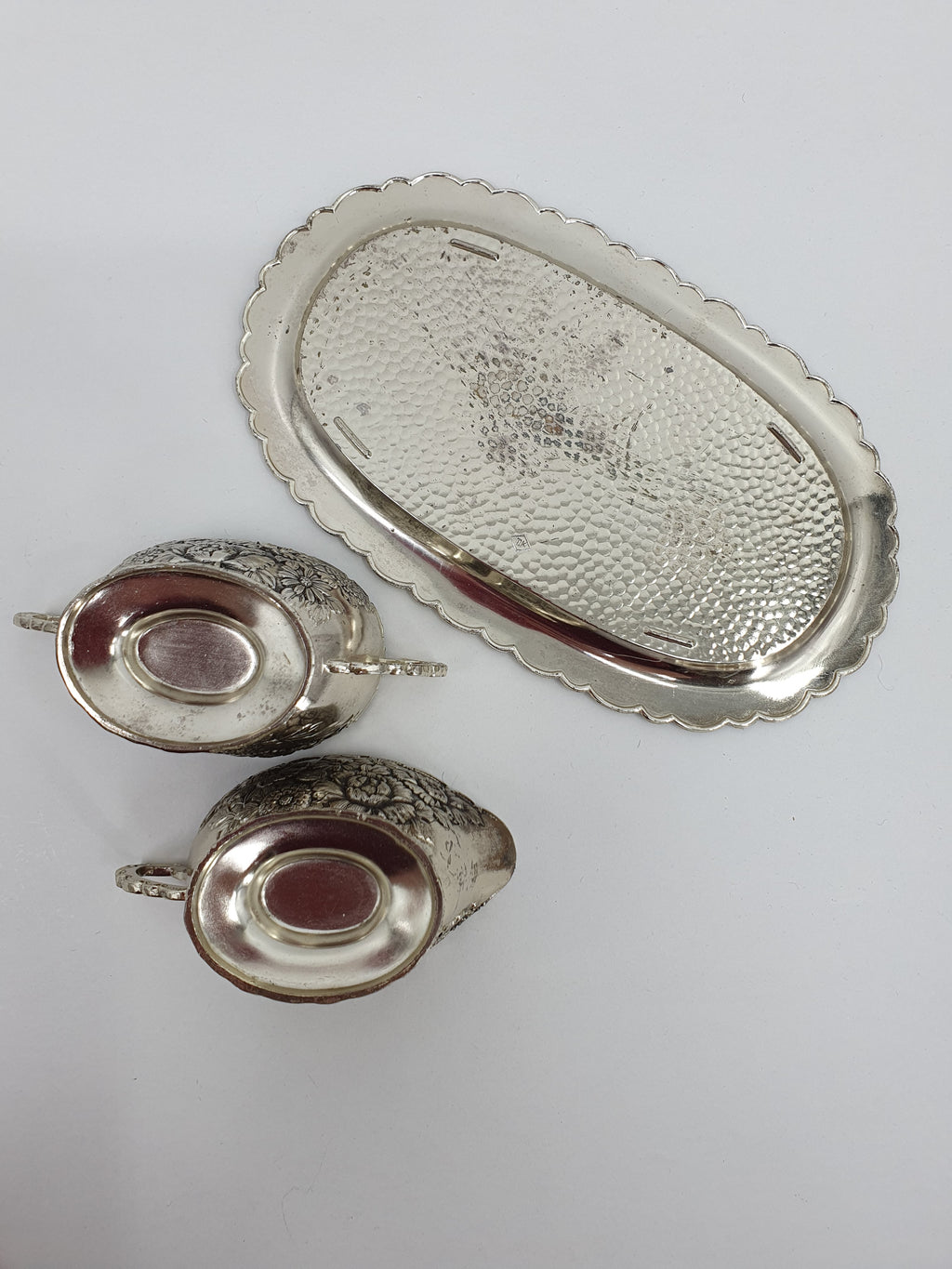 Vintage sokerikko ja kermakko aluslautasella 1960-70-luku kuva pohjasta