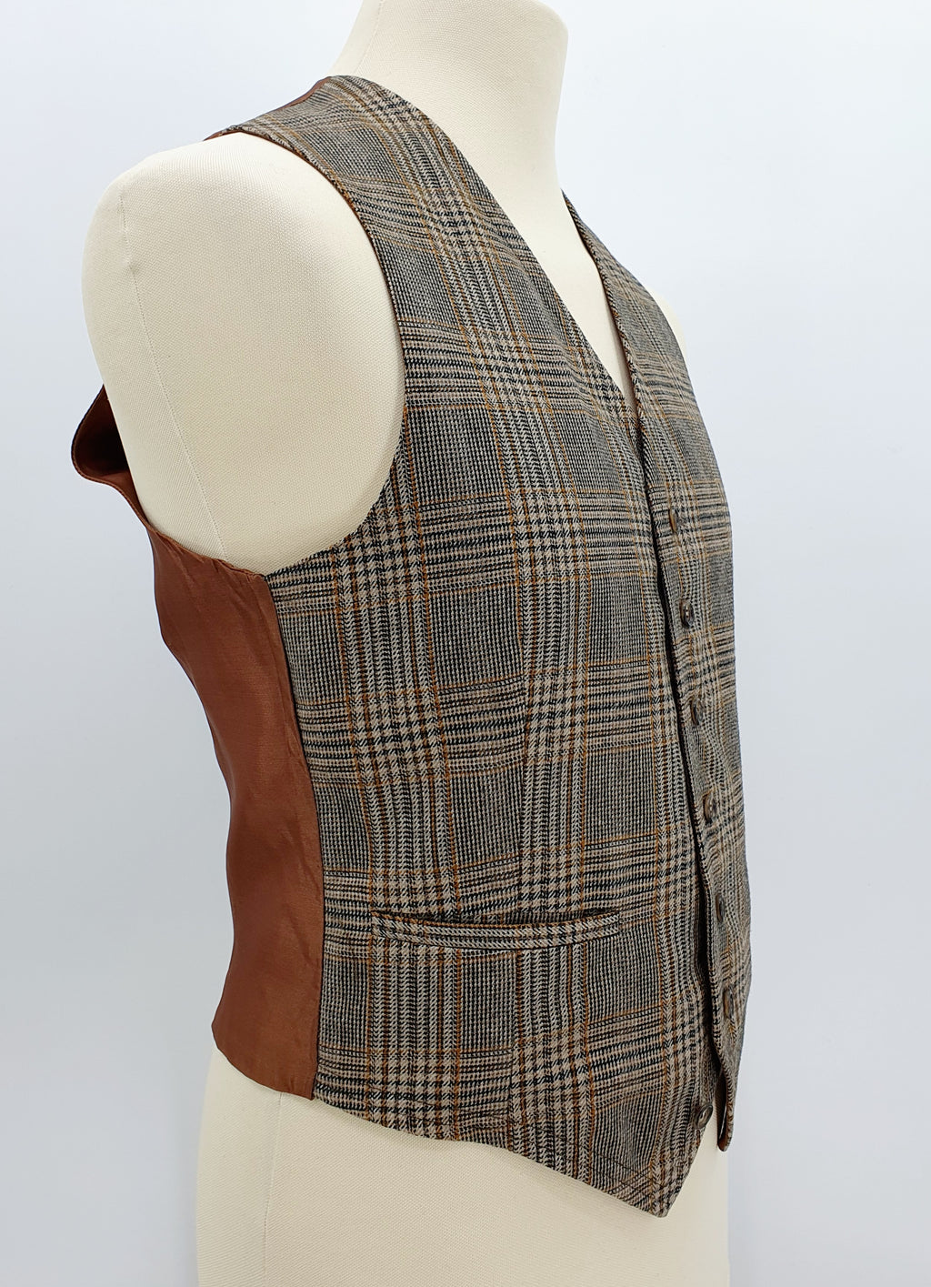 Ruutukuvioinen miesten pukuliivi Vintage 70-luvulta Kuva sivulta