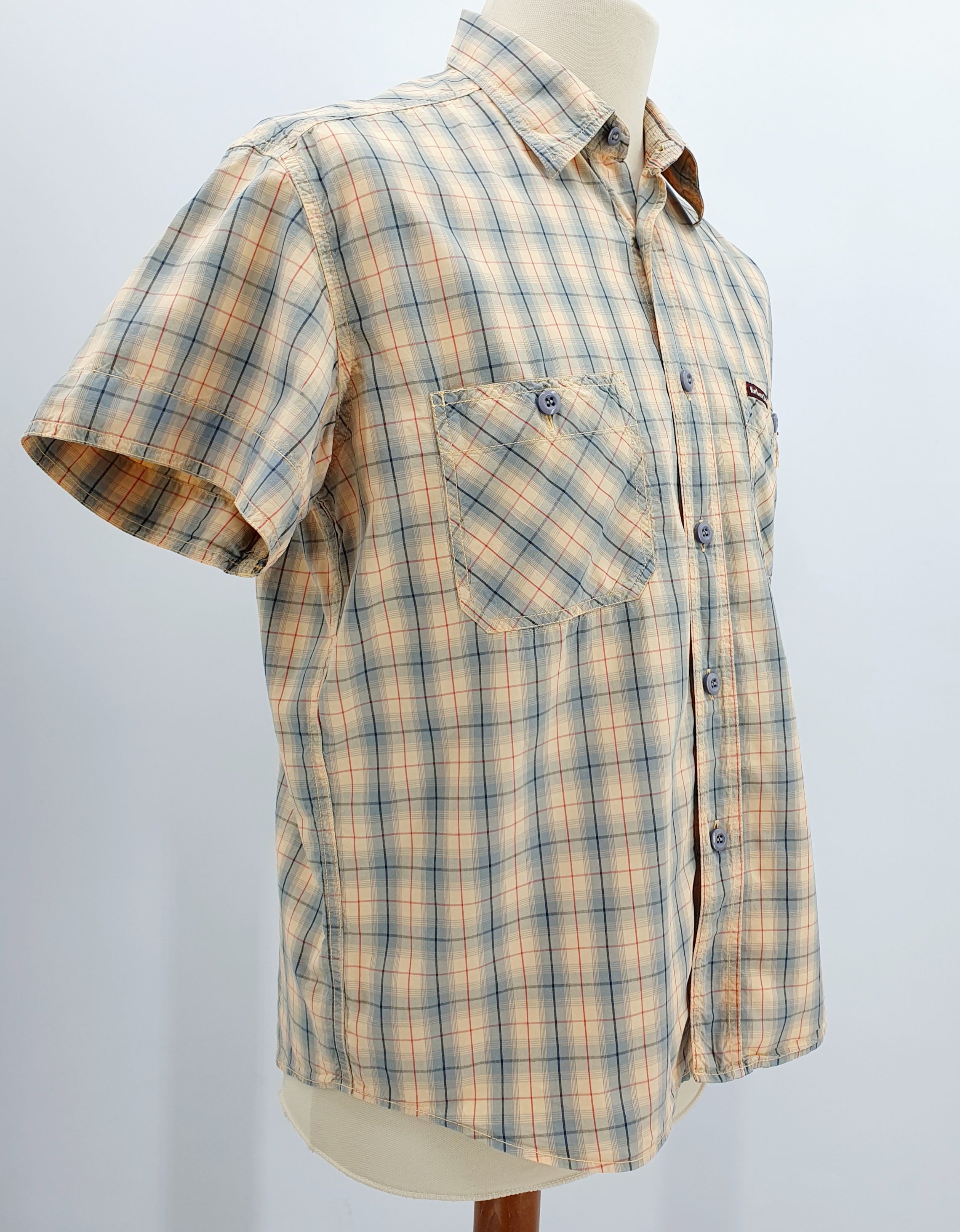 Marlboro Classics, lyhythihainen miesten kauluspaita ruutukuviolla, väritys vaaleankeltainen-harmaanvihreä, kuva sivulta