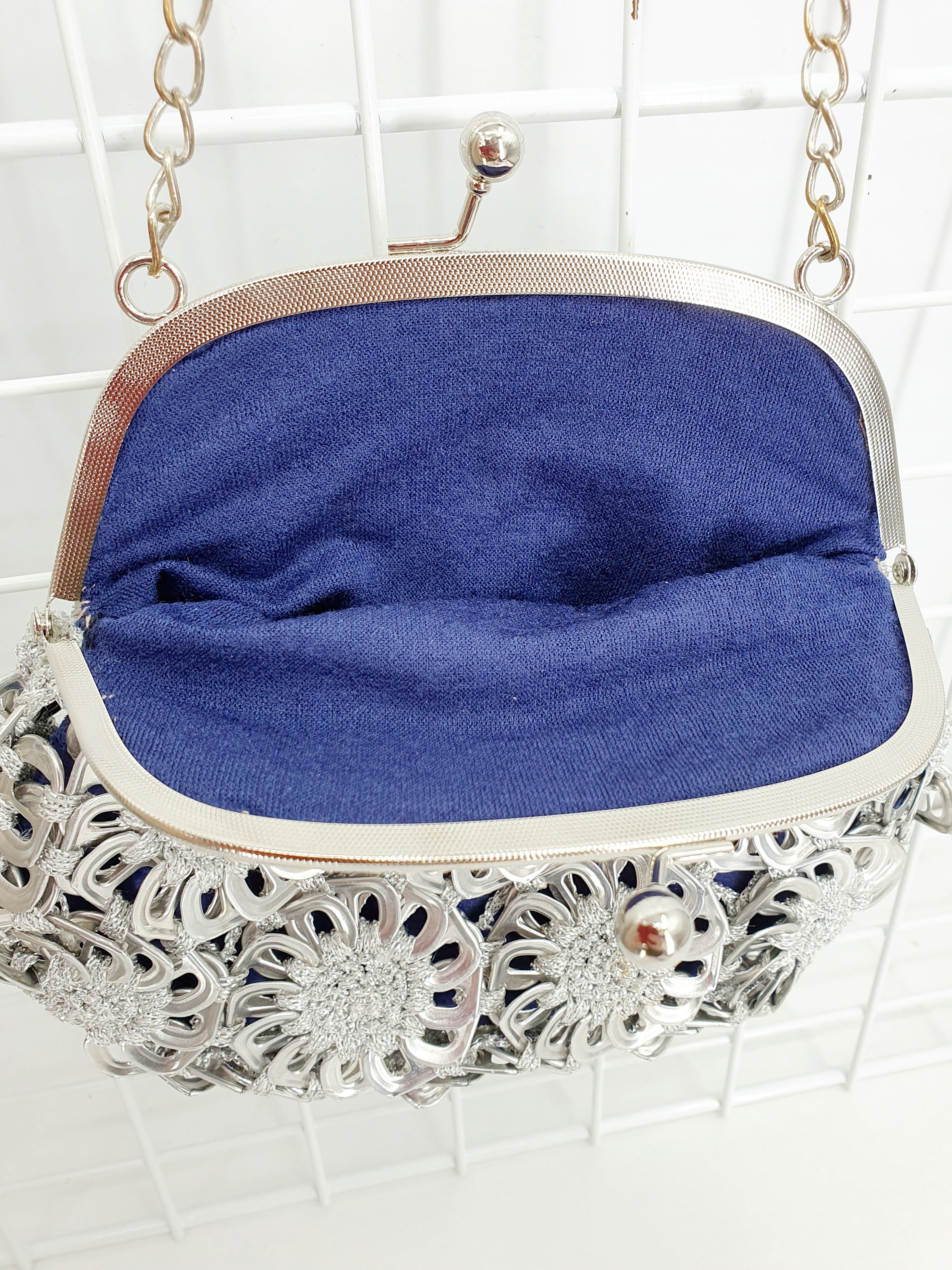 Hopeanvärinen virkattu pikkulaukku | Käsityönä valmistettu kierrätyslaukku