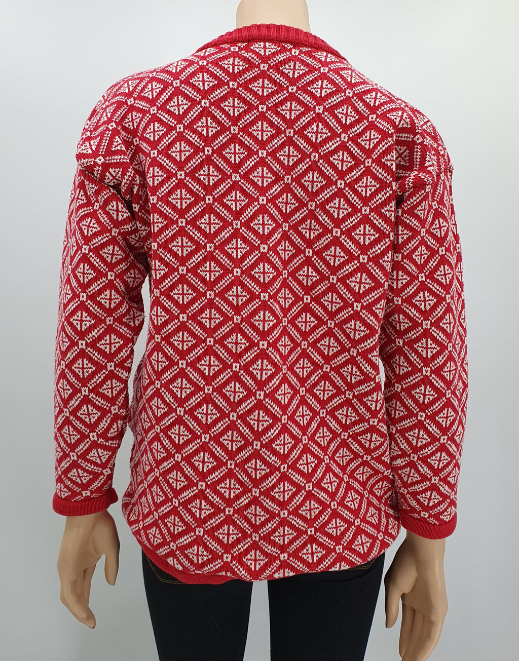 Punavalkoinen puuvillaneule 90-luvulta koko 36-38 takaa kuvattuna