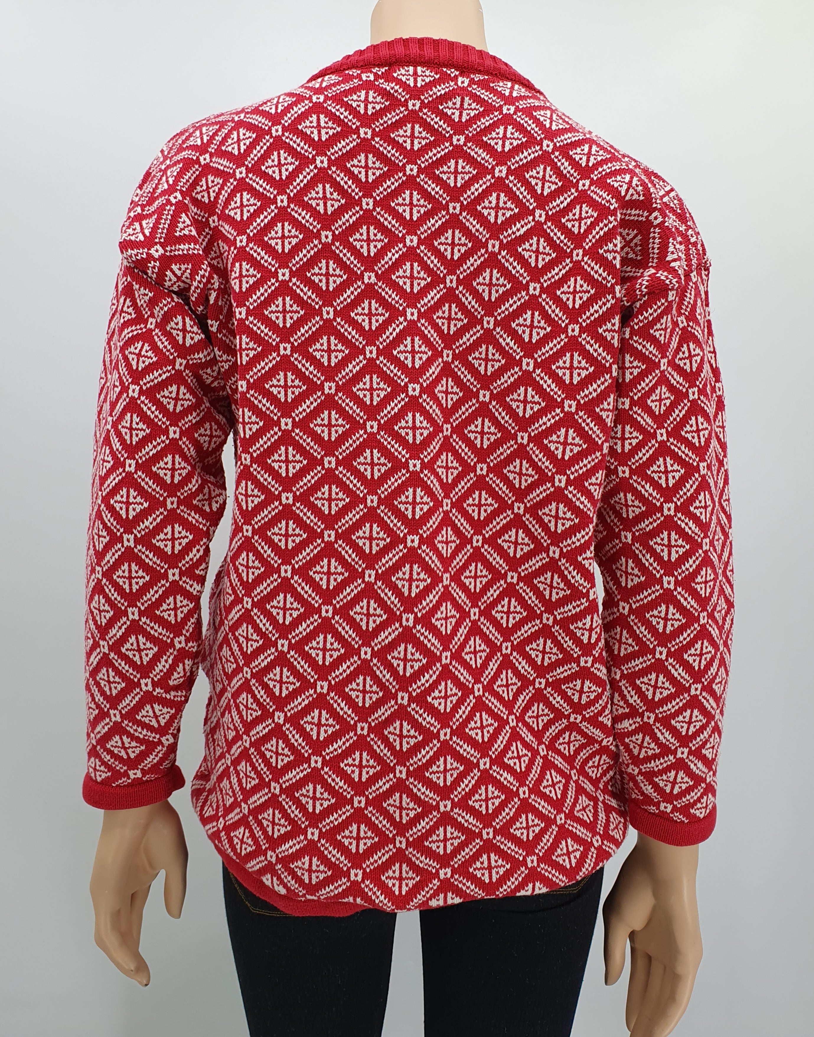 Punavalkoinen puuvillaneule 90-luvulta koko 36-38 takaa kuvattuna