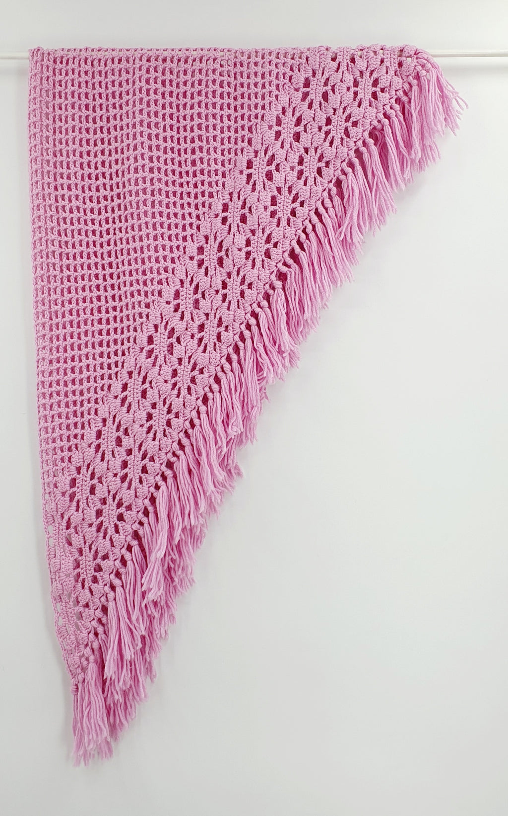 Triangular crocheted scarf, color pink