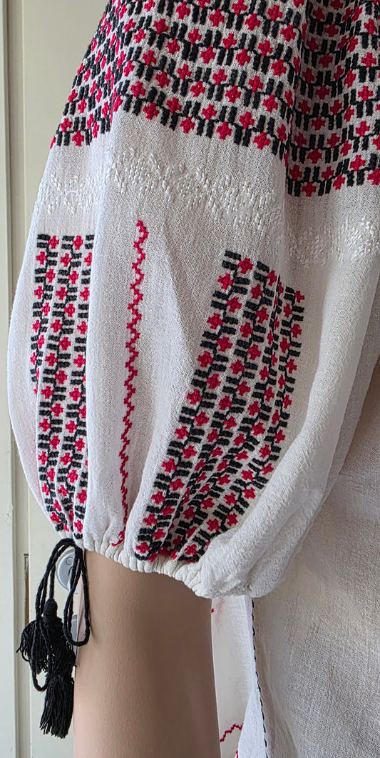 White blouse, red and black embroidered patterns, from the 70s-80s, size 38-40