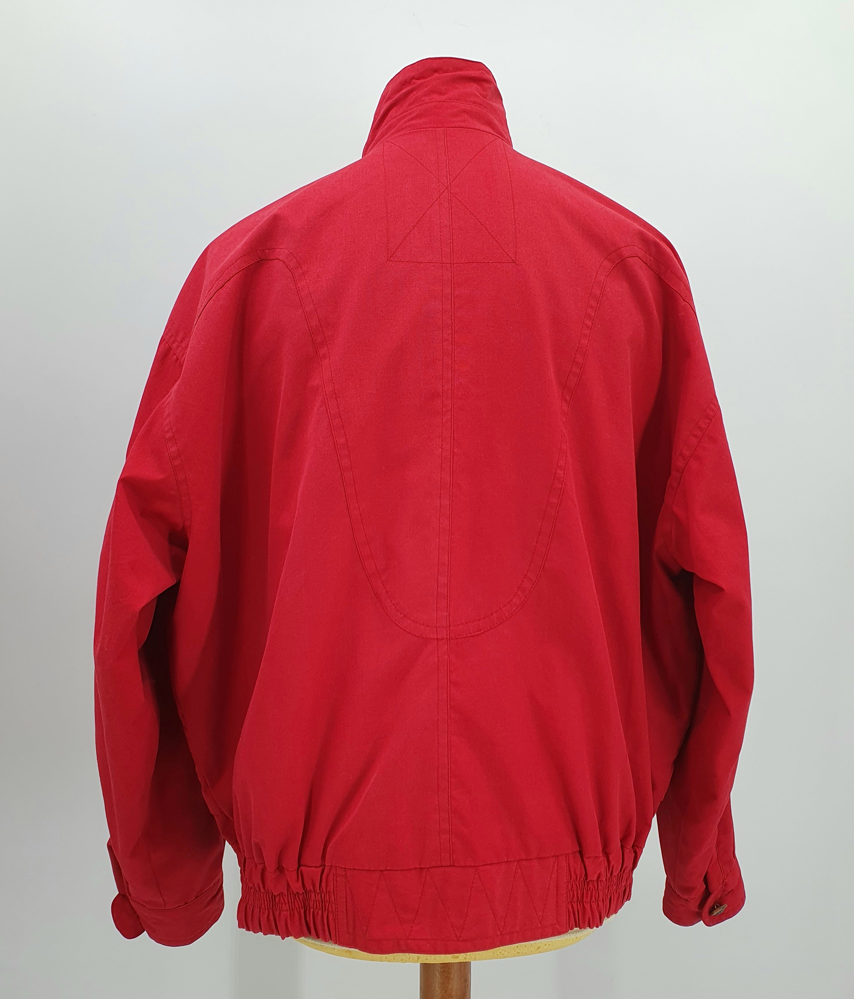 Punainen pusakkamallinen miesten välikausitakki, 90-luku, kuva selkäpuolelta