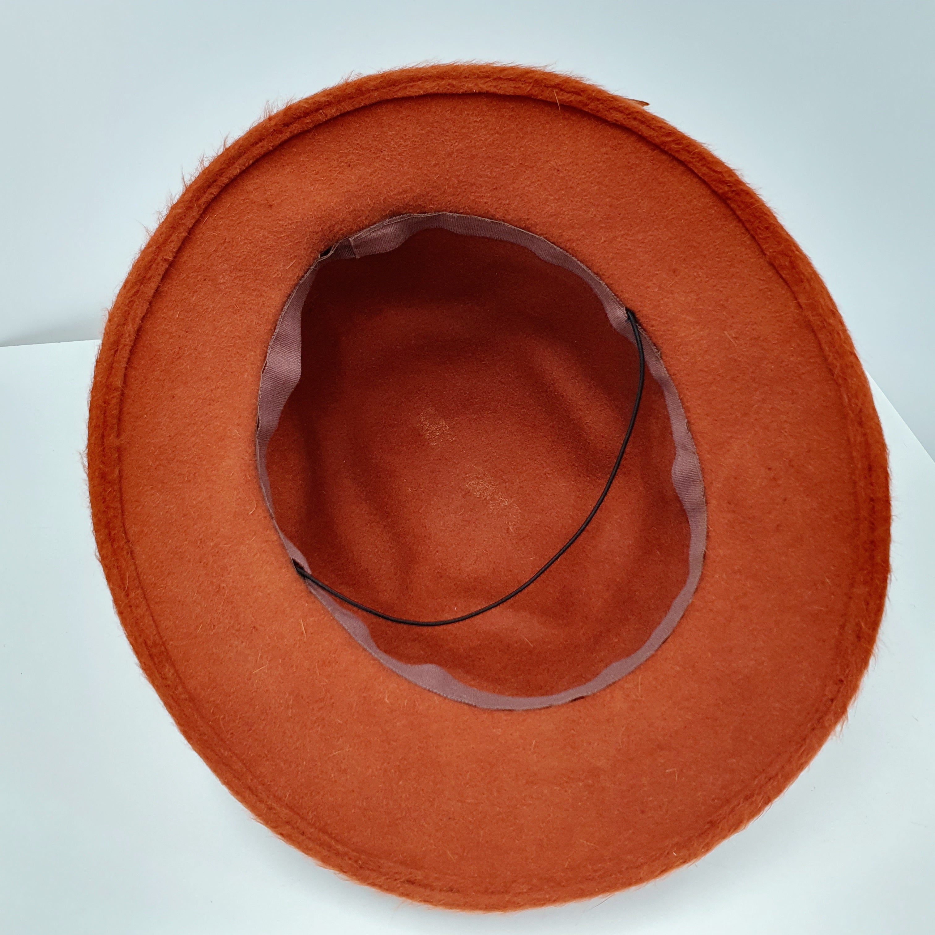 Poltetun oranssin värinen melusiini huopahattu kuminauhalla, 90-luvulta, käyttämätön, 54cm