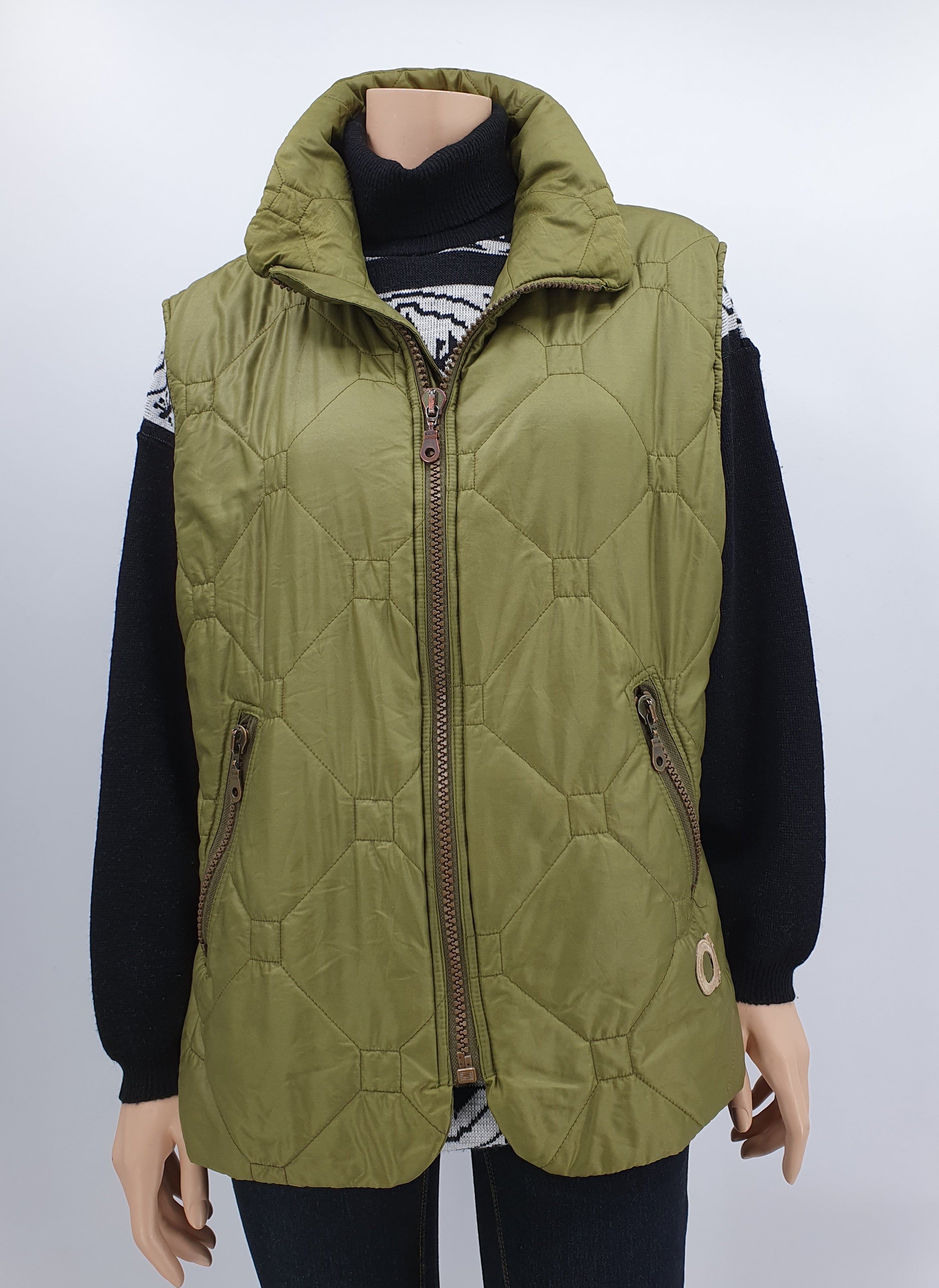 Torstai, oliivinvihreä tikkiliivi 90-luvulta 