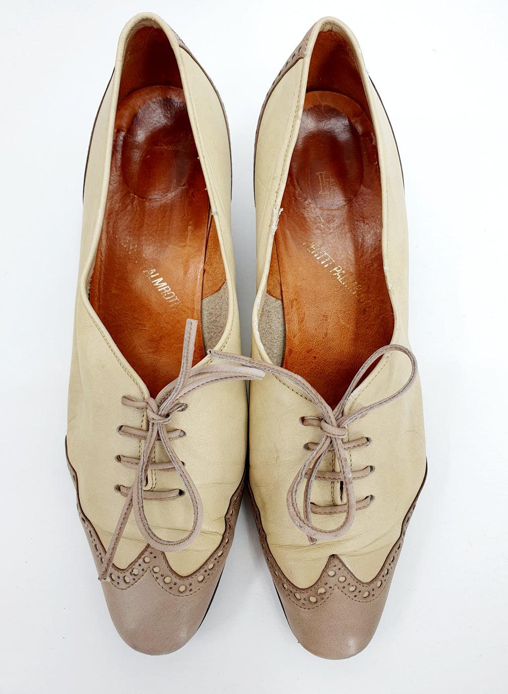 Pertti Palmroth, nauhalliset korkokengät 1960-70-luvulta, väri beige-kerma, kuva ylhäältä