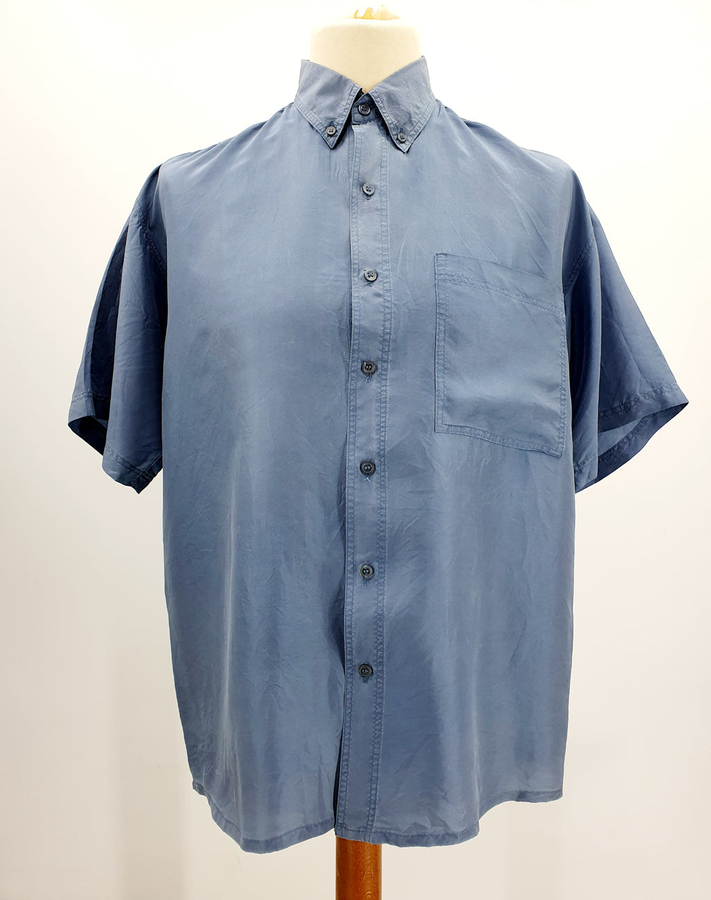 Lyhythihainen miesten silkkipaita 90-luvulta, väri farkunsininen