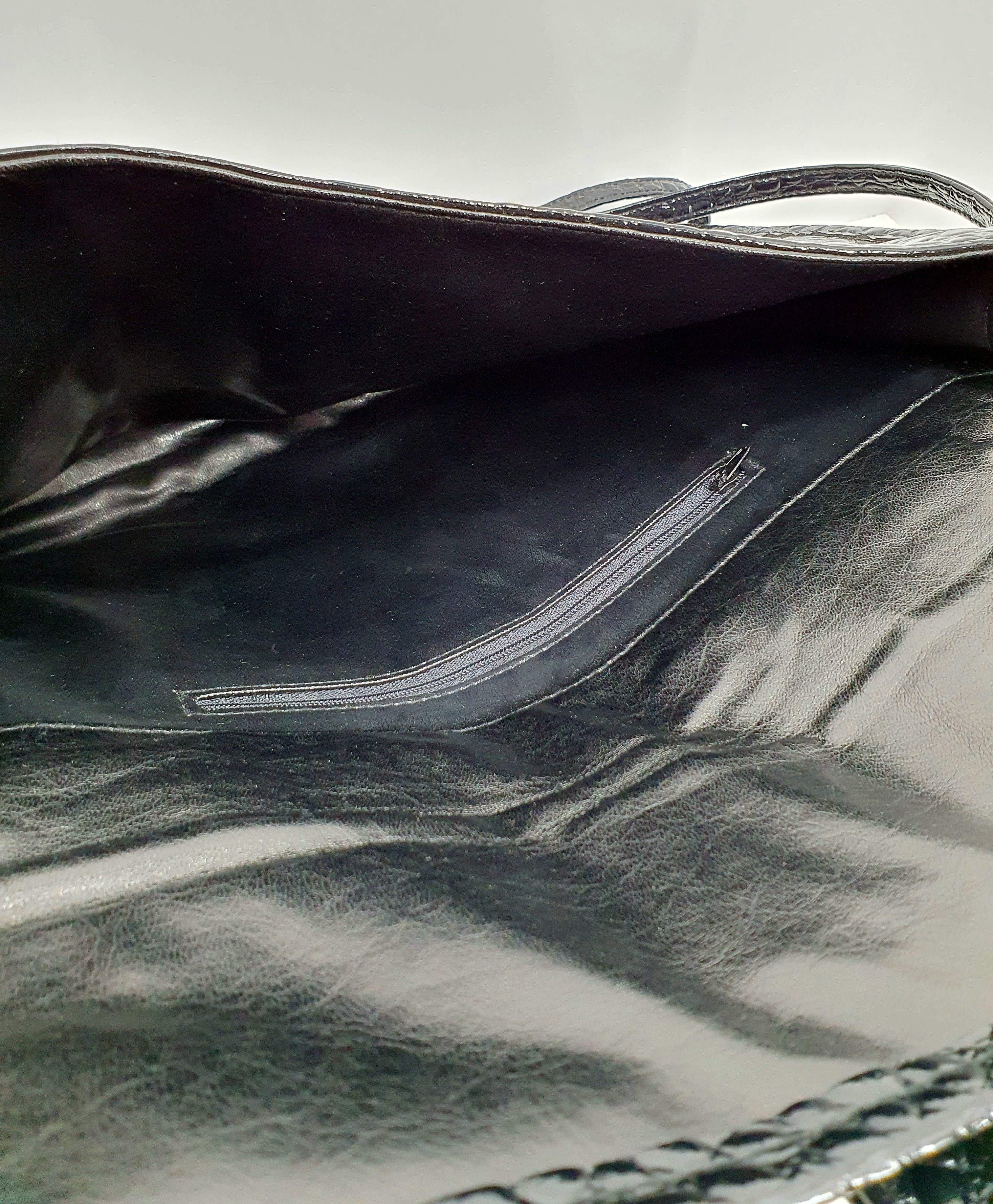 Musta kiiltonahka salkku 1980-luku Kuva sisältä