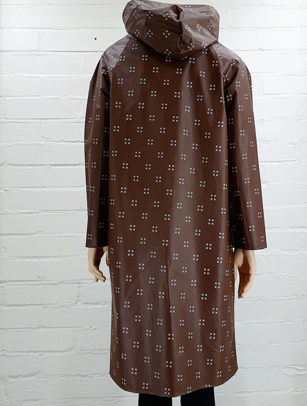 Retro sadetakki 70-luvulta, väri ruskea, hupullinen, kuva selkäpuolelta