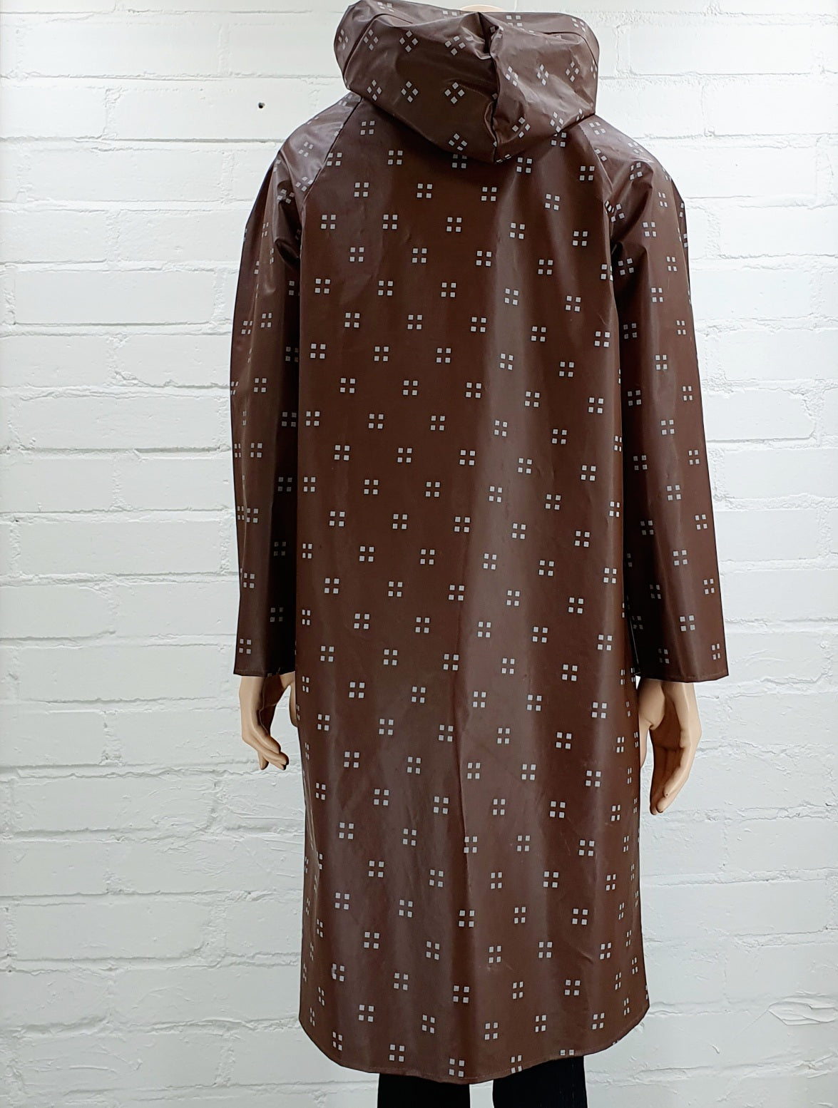 Retro sadetakki 70-luvulta, väri ruskea, hupullinen, kuva selkäpuolelta