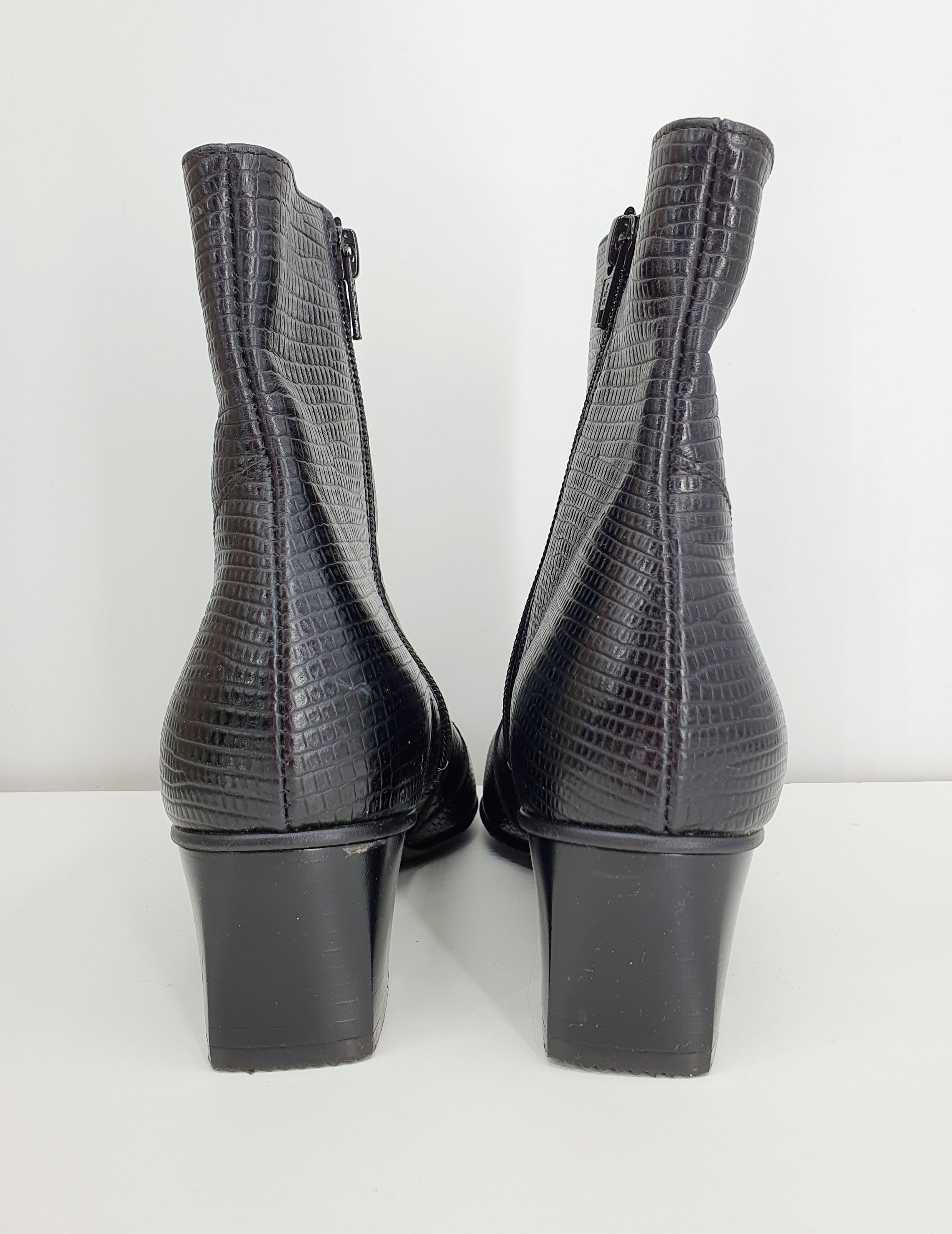 Pertti Palmroth, mustat nilkkurit 2000-luvulta, matelijakuvio, kuva takaa