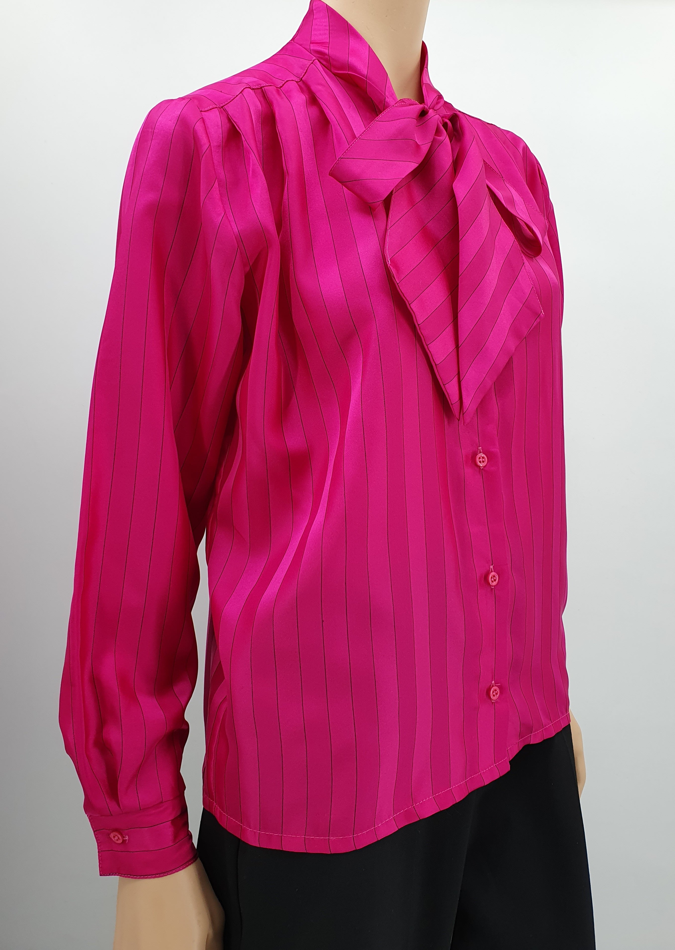 Aniliininpunainen huivikauluspaita 1980-luvulta, kuva sivulta